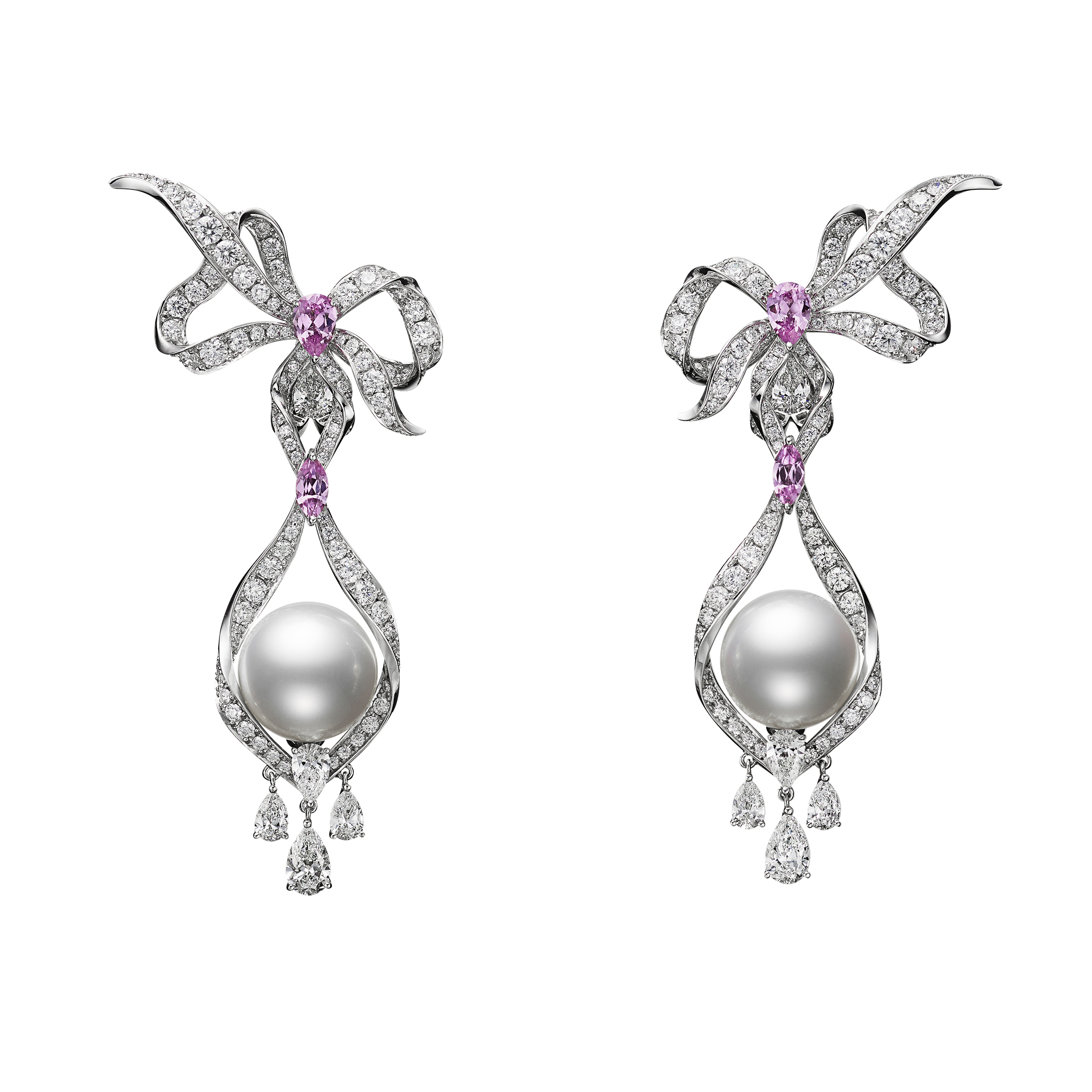 The Bows飘逸缎带洛可可风格彩宝耳环，18K白金镶嵌白南洋珍珠、蓝宝石和钻石。图／MIKIMOTO提供
