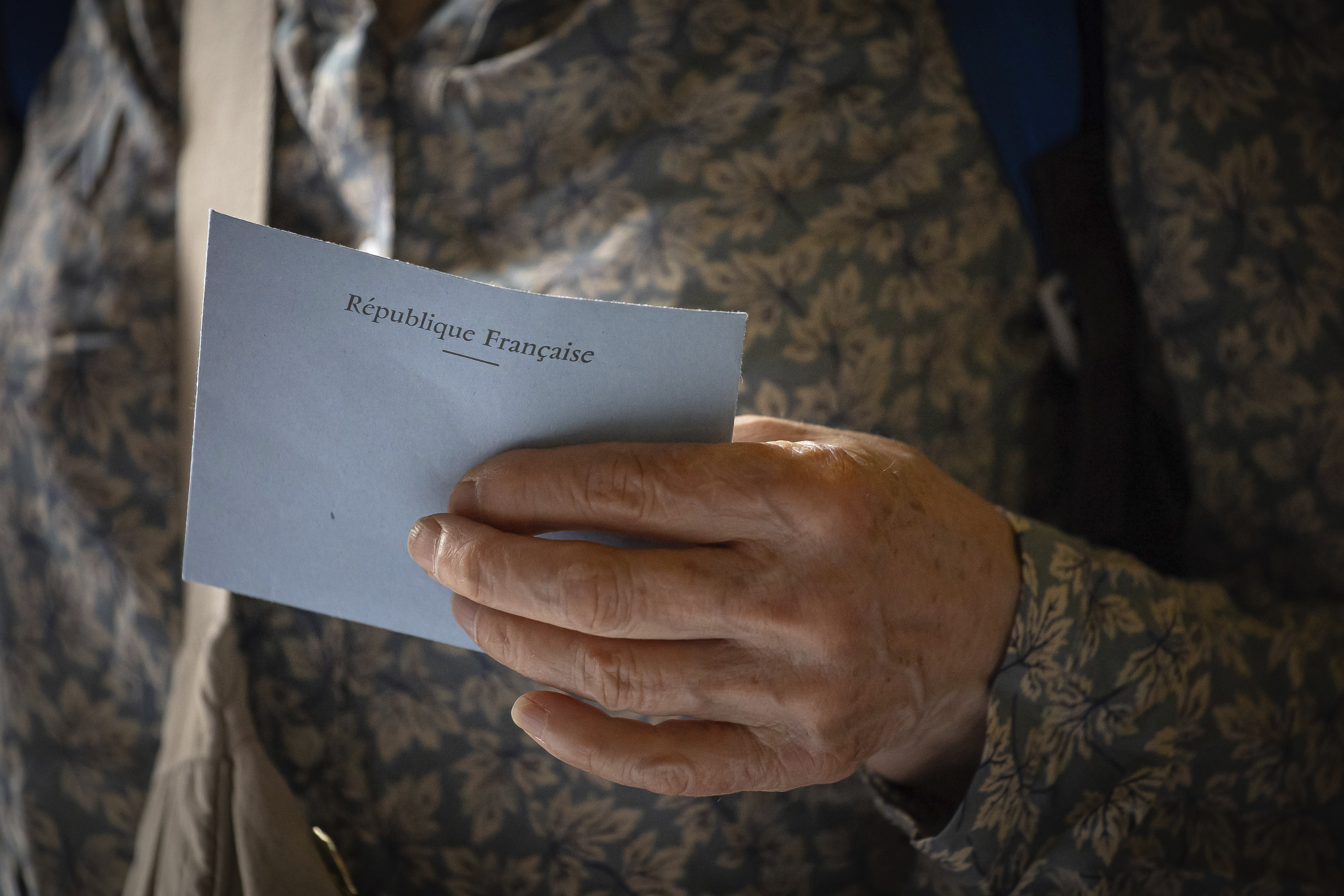 法国巴黎一名选民6月30日在当地一处投票所投下国会首轮选举选票。美联社