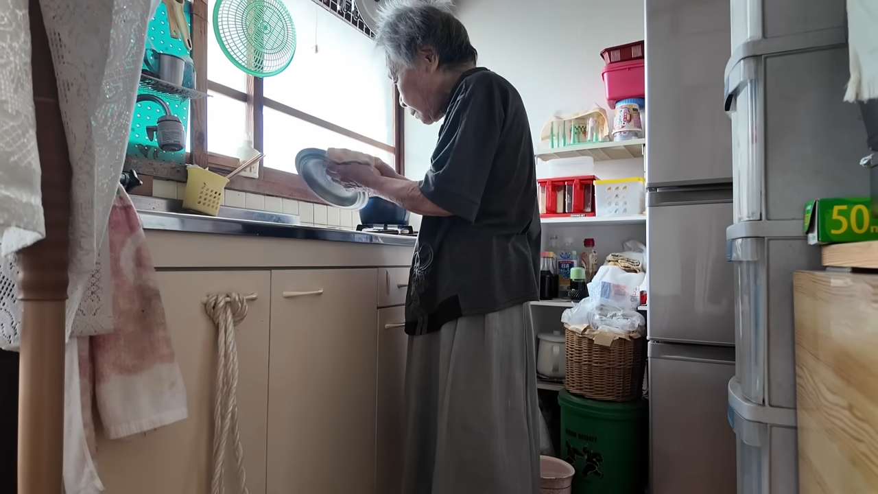 日本一位老太太虽然已高龄100岁，还是有活力能够自己生活、做早餐。图撷自100歳ばあちゃんの日常youtube