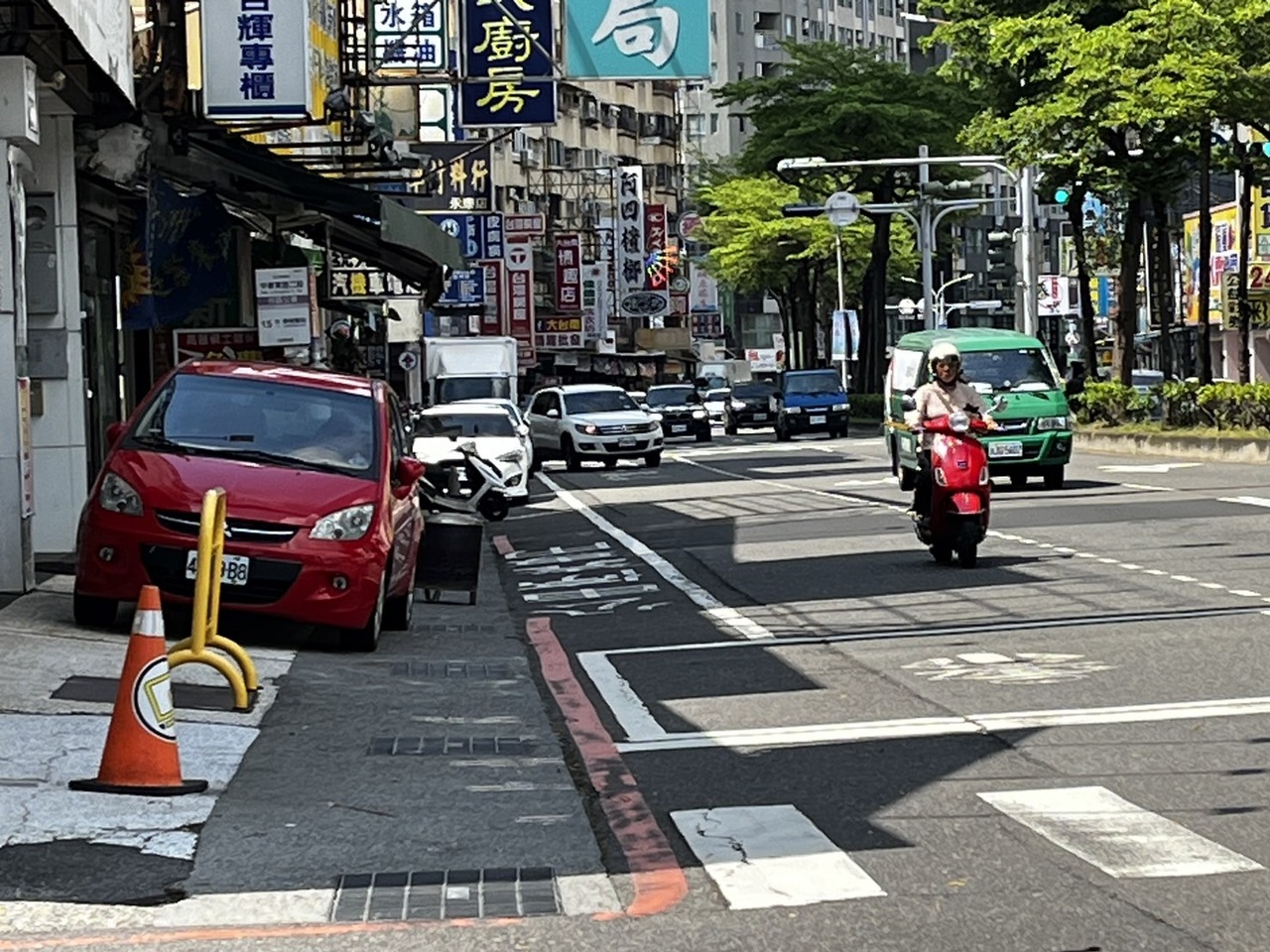 台湾向来有「行人地狱」的恶名，近日一位网友发文，表示自己很不理解为什么过往蓝绿执政二十多年来都不重视人行道的建设，让台湾有这么多交通事故，甚至要等我们「被外国人耻笑」才开始大铺人行道。联合报系资料照