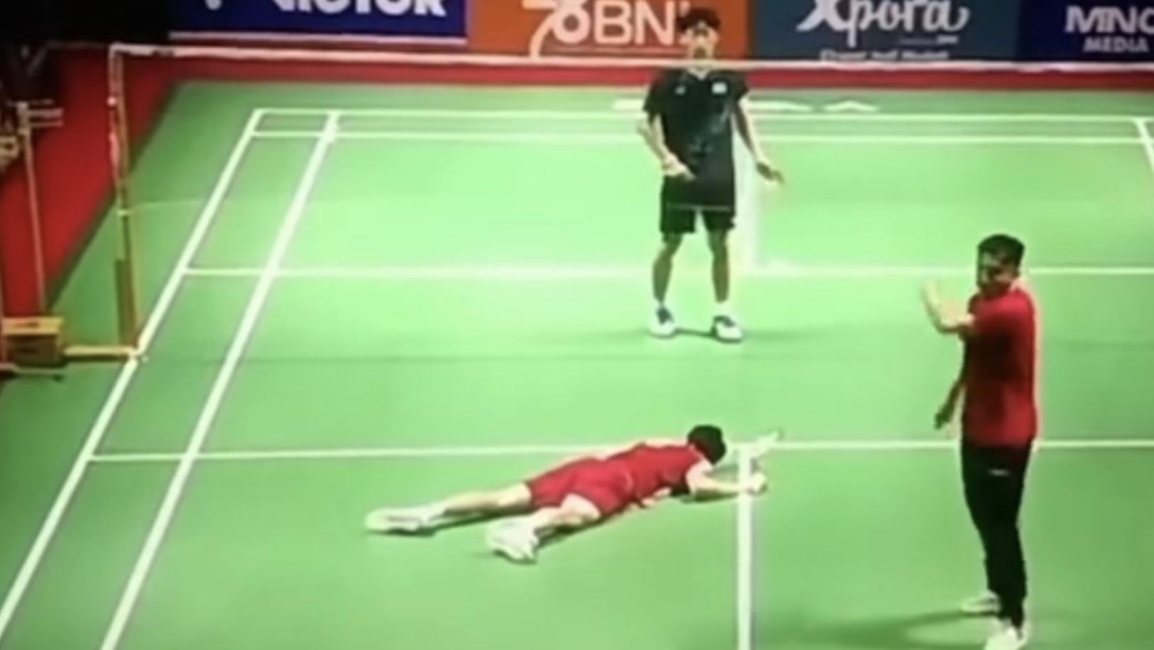 中国大陆17岁的羽毛球运动员张志杰，昨晚于印尼参加2024亚洲青年羽毛球锦标赛途中，突然晕倒，送院抢救无效不治。（图／取自微博）