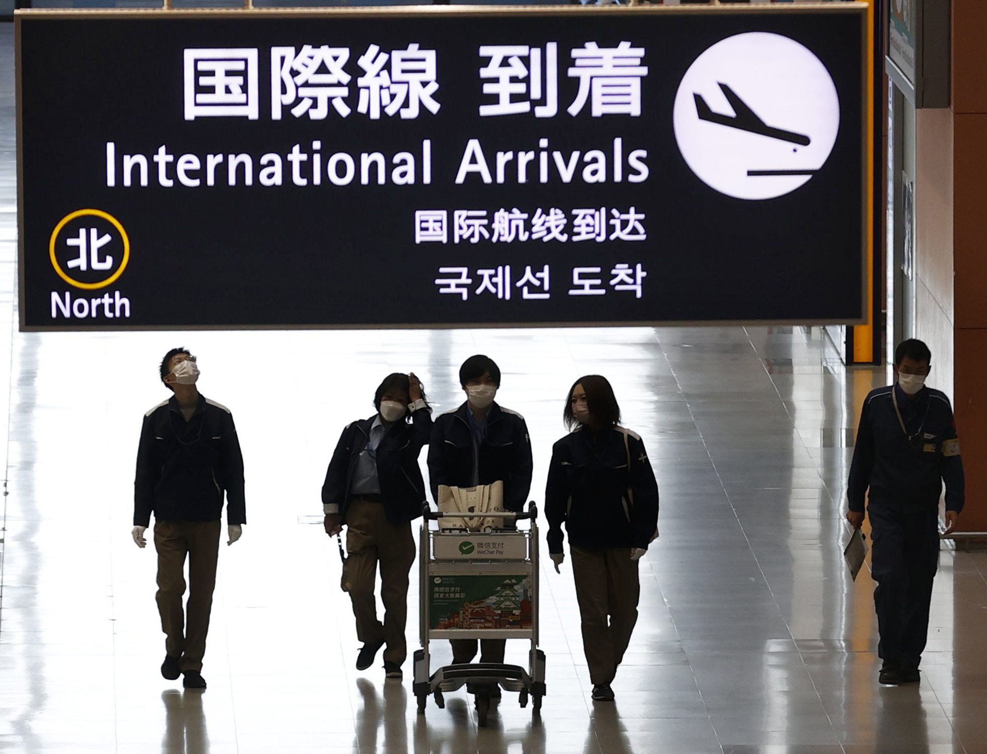 近期日币下跌，国际游客增多让日本一线城市机场出现壅塞情况。图为关西机场资料照片。美联社