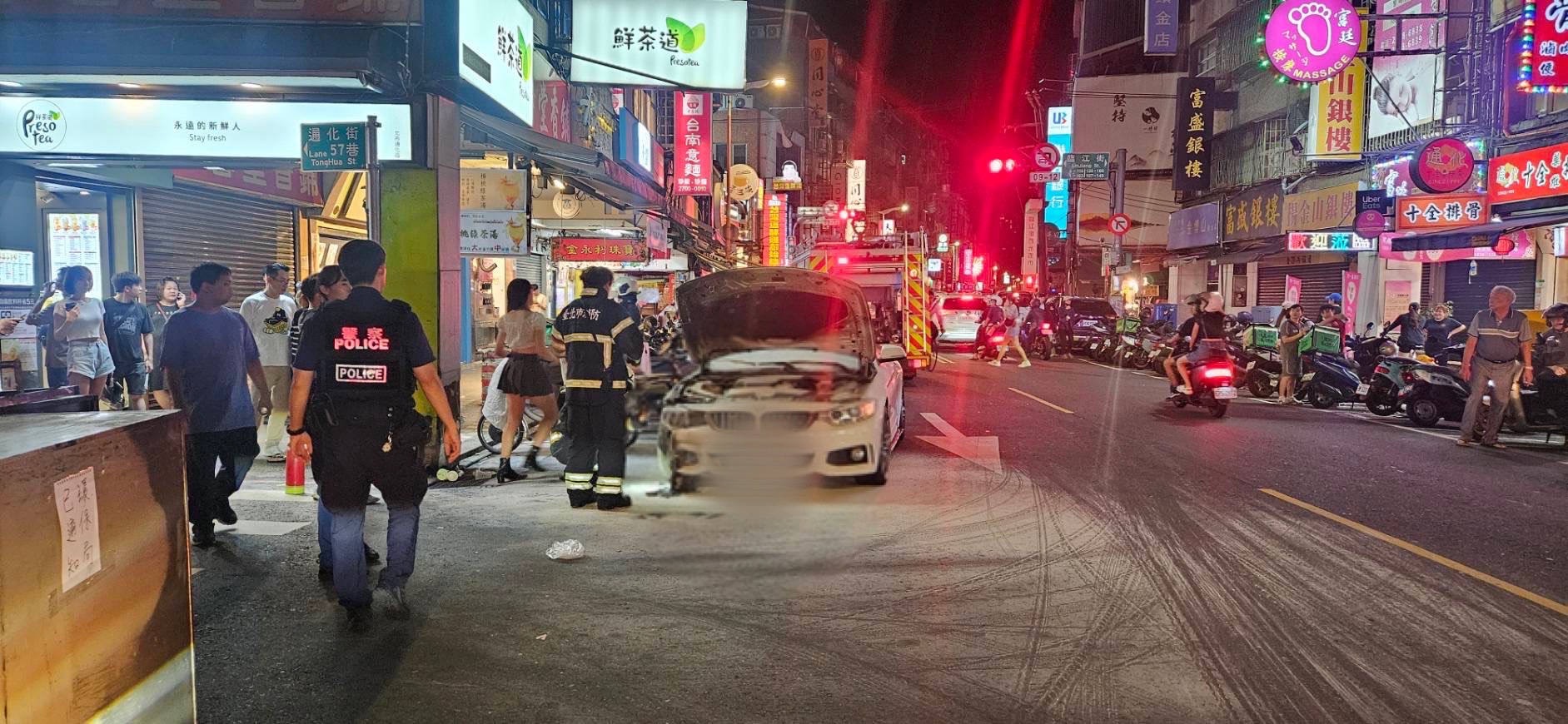 台北市大安区通化街夜市，今天凌晨发生火烧车意外，一辆BMW敞篷车引擎处不明原因起火燃烧。记者翁至成／翻摄