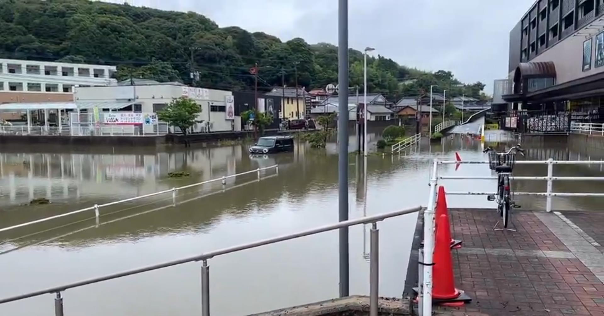 日本近来受到梅雨锋面及低气压影响，近畿地区与九州等地恐下警报级大雨。图／截取自harumei1110在X影音