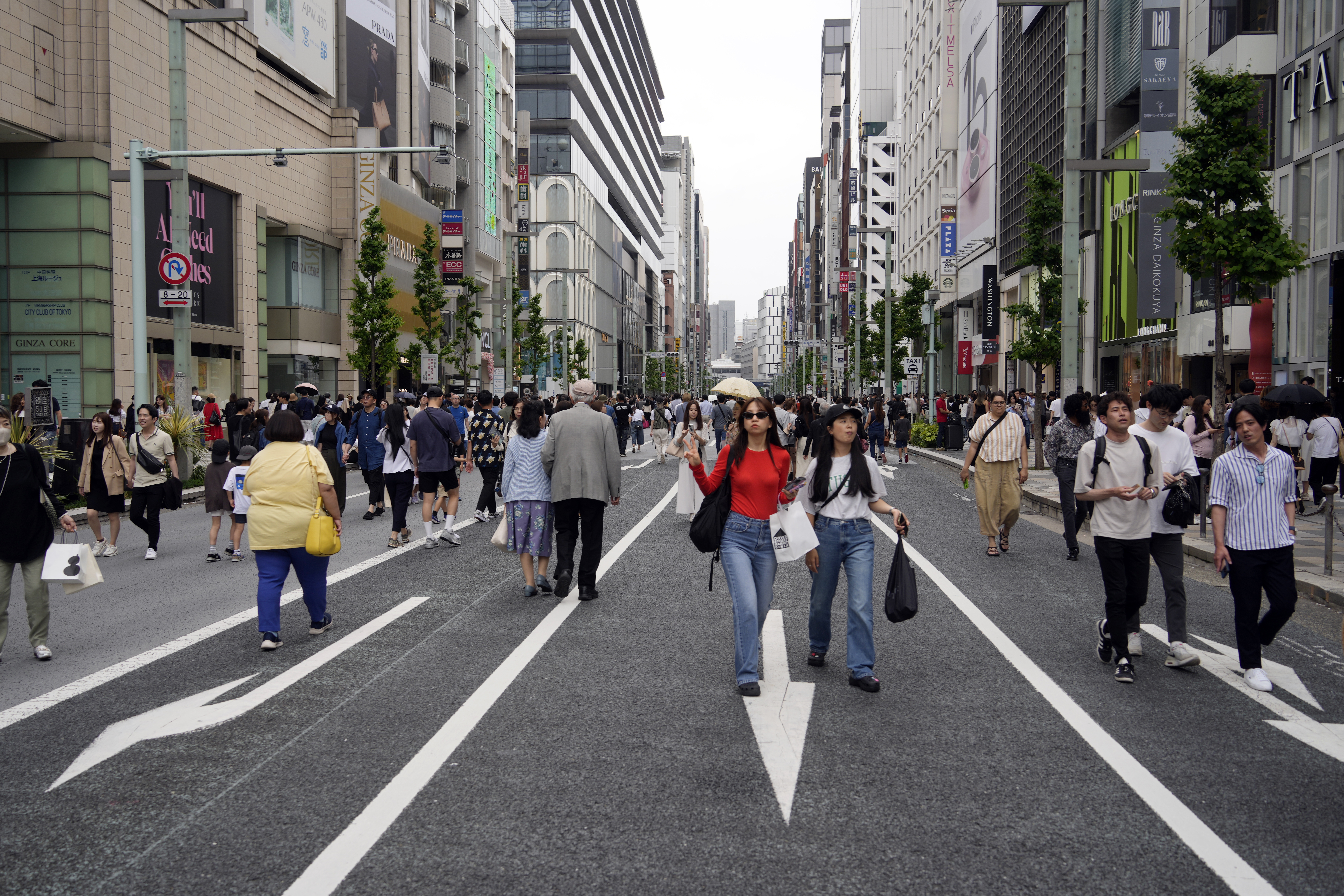 日本去年地价上涨速度是2010年以来最快，表明疫后旅游业蓬勃发展有助经济复苏。图为东京银座街道。欧新社