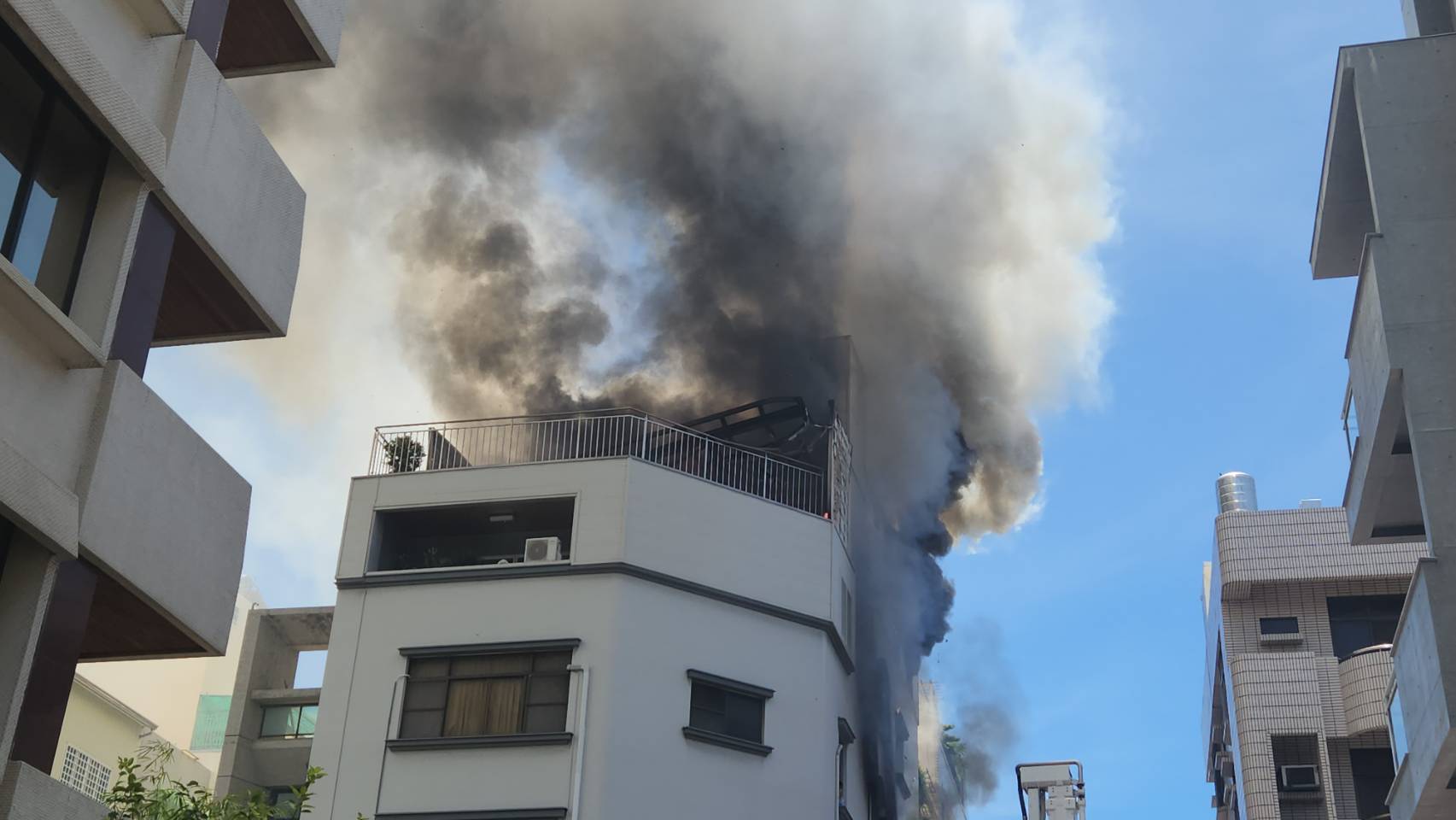 台南市南区圣南街一栋6楼透天民宅，今天中午约11点5O分发生火灾，冒出大量浓烟。记者黄宣翰／摄影