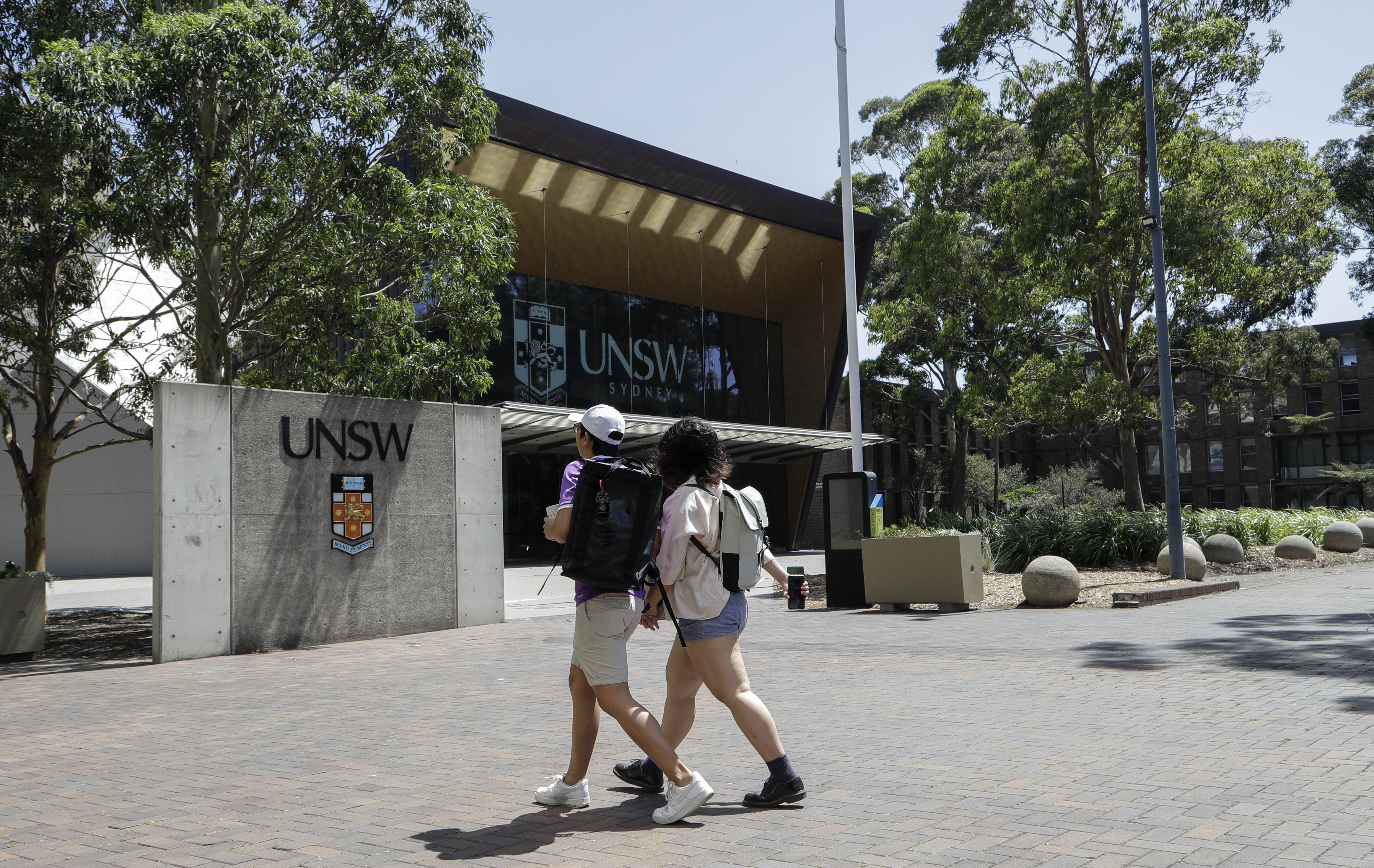 澳洲周一将学生签证的申请费用调高125%到1,600澳元以减缓移民流入。美联社