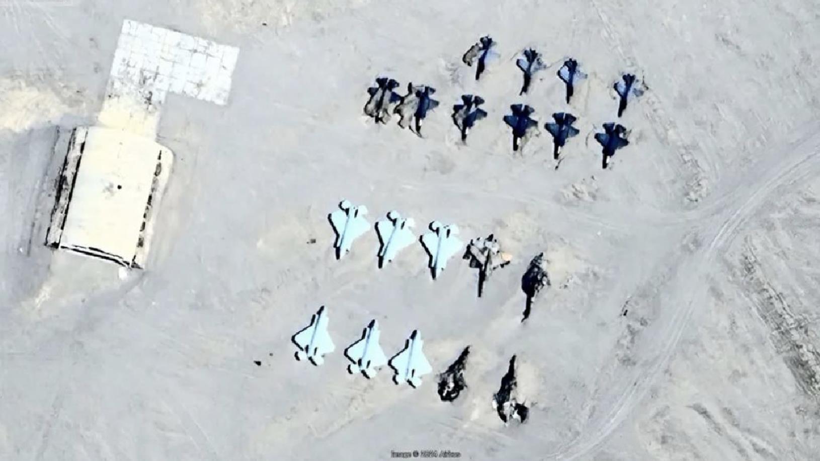 中共人民解放军在新疆塔克拉玛干沙漠，修建模拟日本本土的基地，靶场上停放有多架美军最先进的F-22与F-35隐形战机。（图／Bulgarian Military）
