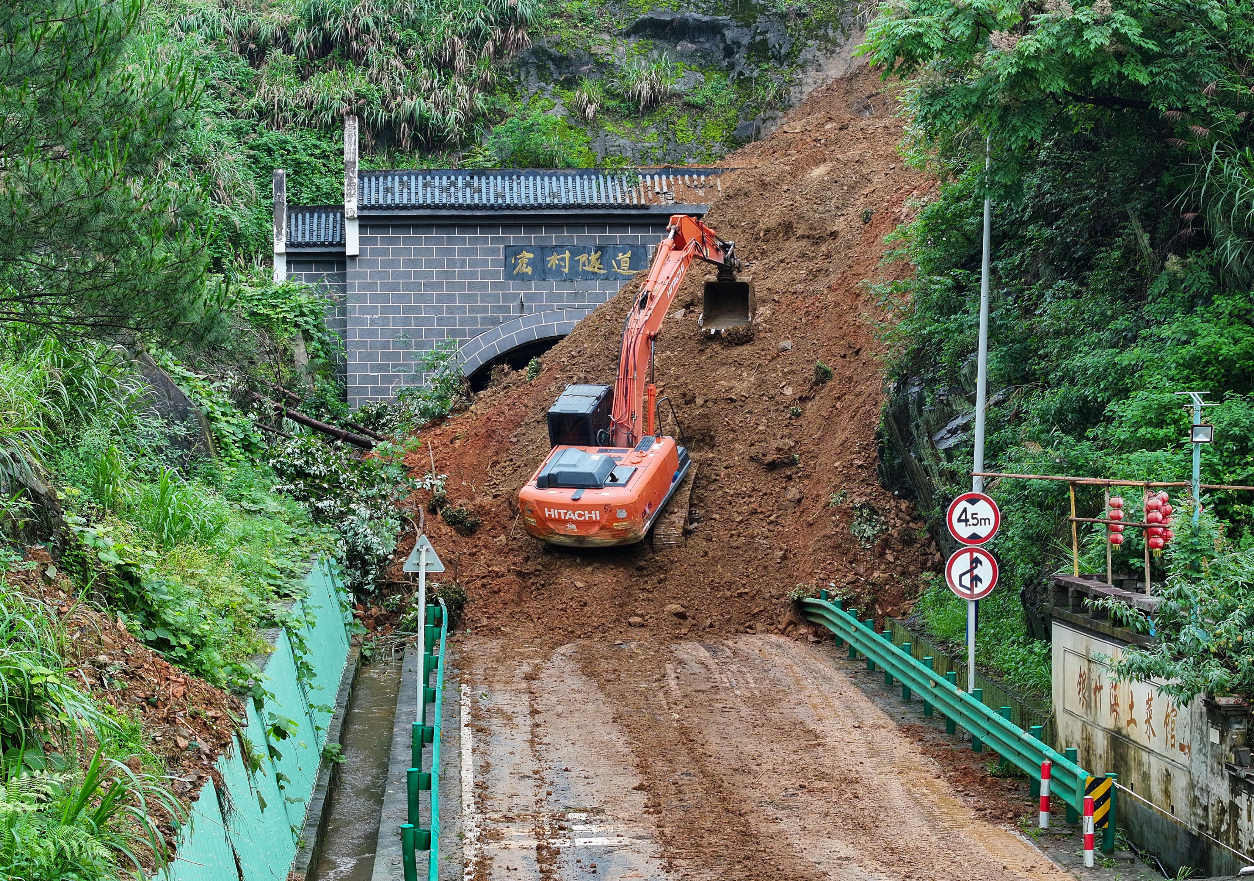 安徽黄山一处道路隧道口，6月29日因连日暴雨导致山崩，导致人车交通受阻。（中新社）