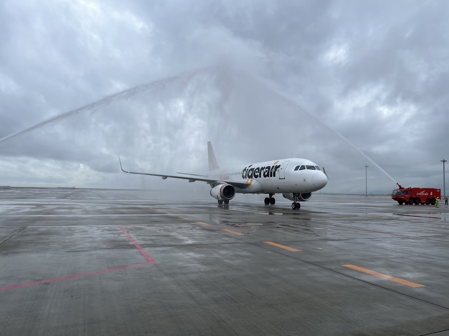 中部国际机场举办洒水仪式迎接首航机。台湾虎航提供
