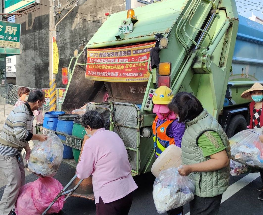 为防民众把纸容器等可回收物混在一般垃圾丢弃，台南市环保局本月起加强各清运路线的破袋检查。图／本报资料照片