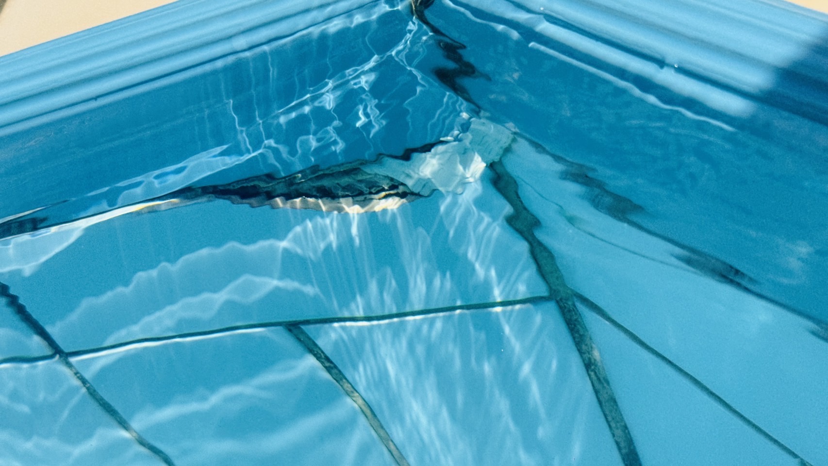 桃园市立游泳池设备老旧，多处破损，导致一名16岁陈姓高中生游泳时割伤。图／议员黄琼慧提供