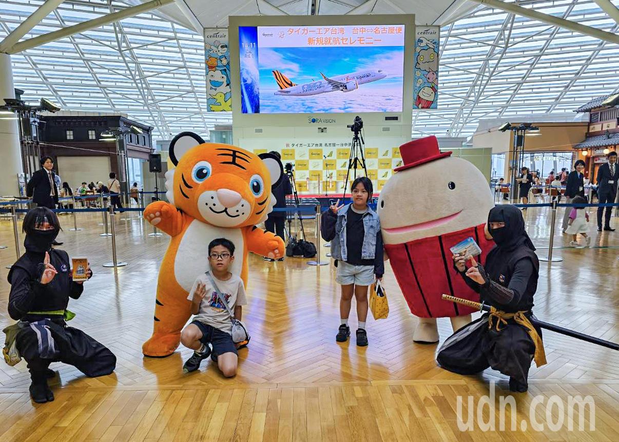 网红虎将和中部国际机场吉祥物谜样的旅人小风到场同乐。图／台湾虎航提供