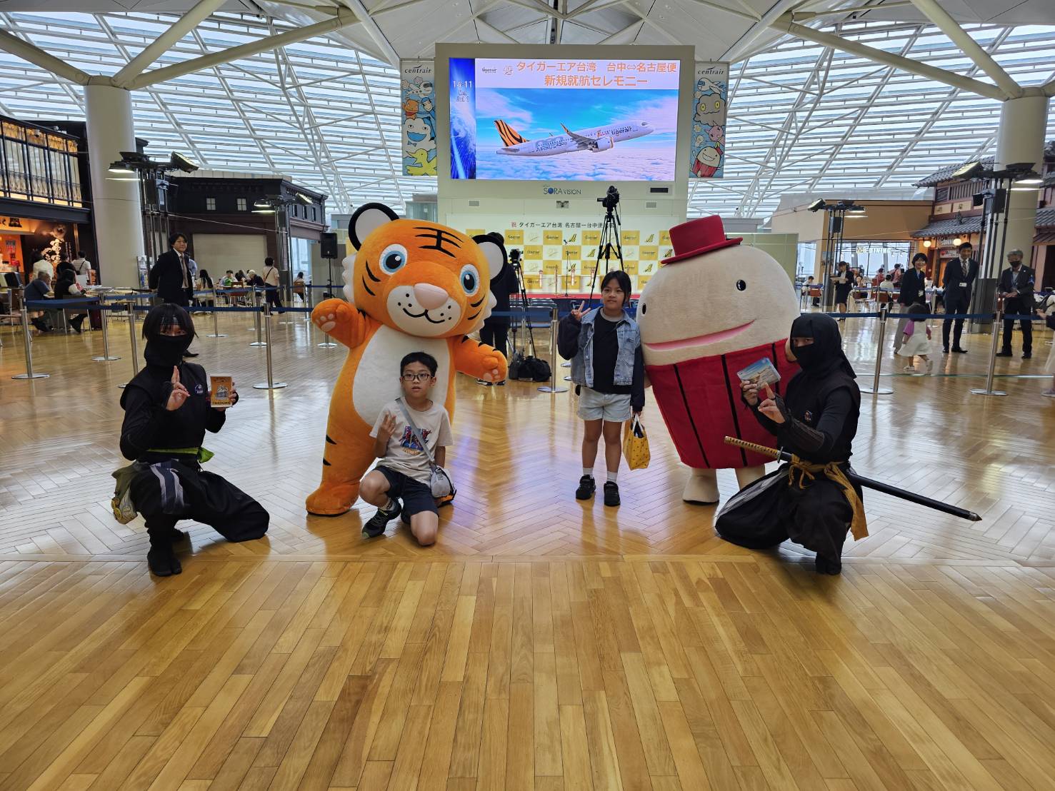 网红虎将和中部国际机场吉祥物谜样的旅人小风也到场同乐。图／台湾虎航提供
