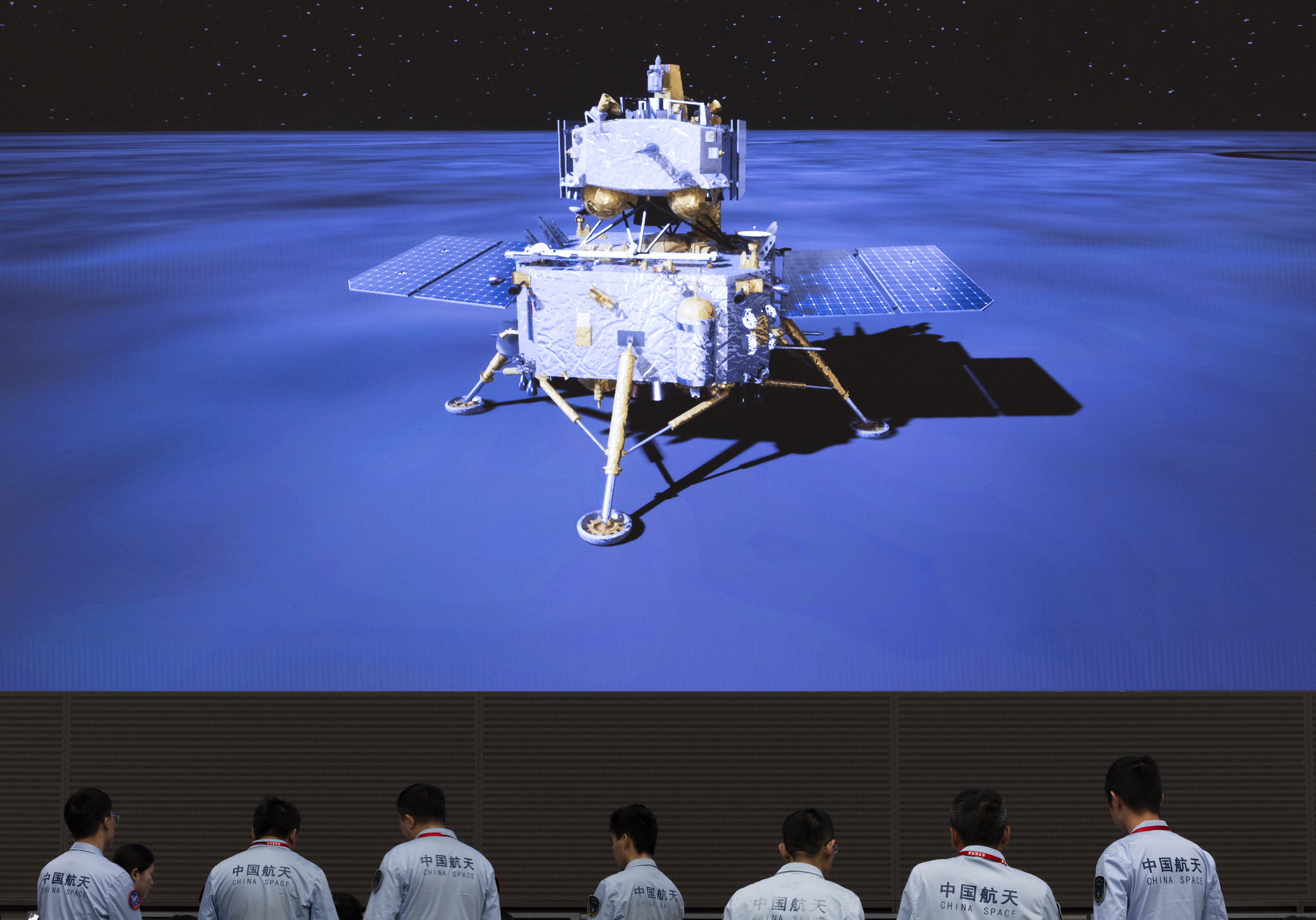美国太空总署（NASA）近日表示未受邀参与月球研究，大陆外交部1日反问称，美方在有「沃尔夫条款」等国内法存在下，不知道美国政府是否允许合作。图为嫦娥六号著陆器和上升器飞回地球前的工作情况。（新华社）