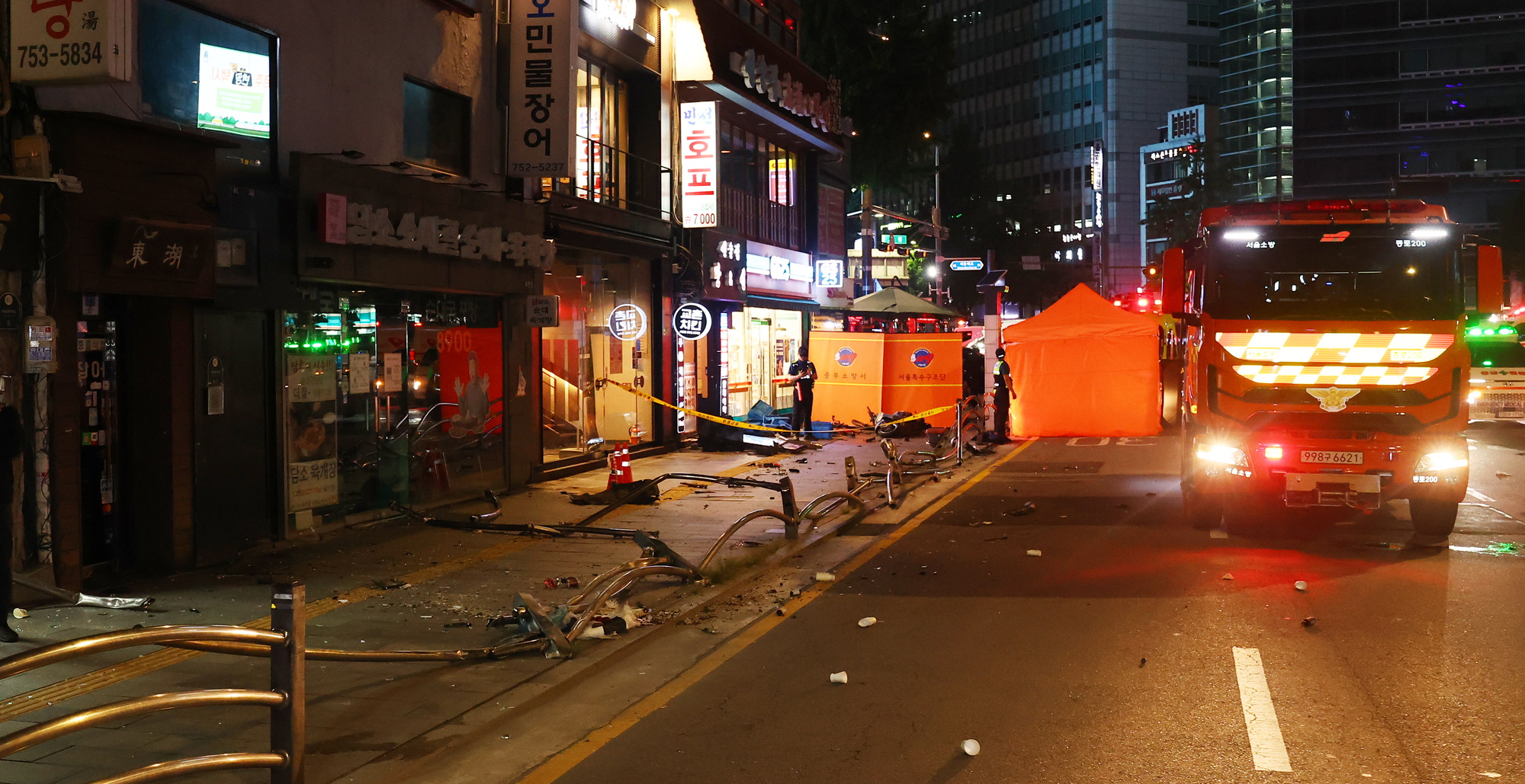 南韩首尔市政厅附近1日晚间发生重大车祸，已知造成9死4伤。一名员警在案发现场驻守。欧新社