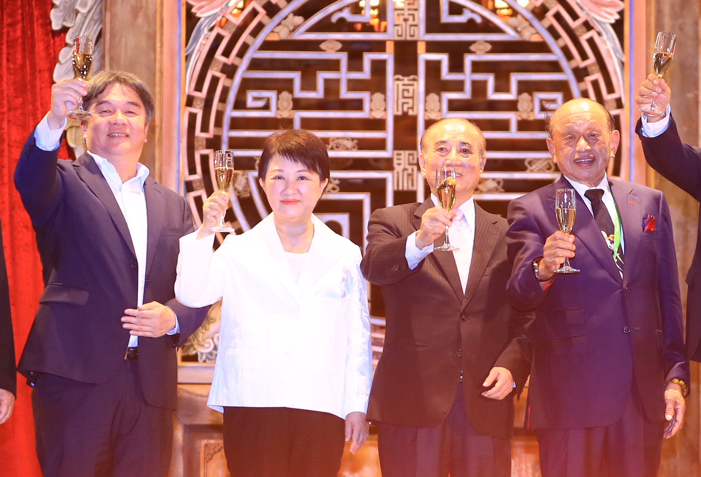 台中市长卢秀燕（左二起）5日将到高雄，与立法院前院长王金平餐叙；图为两人去年10月，参加秀传亚洲微创中心15周年庆活动。图／中市府提供