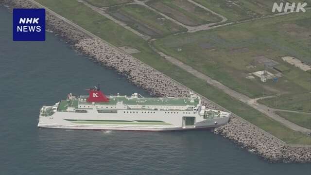 日本1艘渡船今天凌晨在北海道的苫小牧港出入口附近触礁，所幸船上140人并未受伤，船只也未因此进水或漏油。图取自NHK