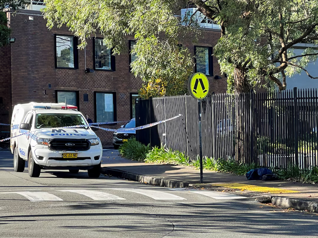 澳洲警方表示，雪梨大学（University of Sydney）今天上午发生学生持刀伤人事件，警方封锁校内大楼，并逮捕一名14岁的青少年。图取自路透