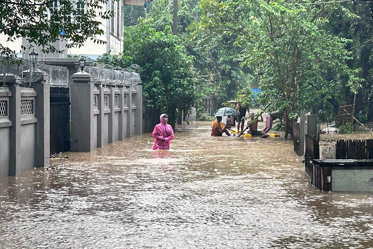 当地居民和媒体指出，缅甸北部洪水导致数以千计人受困家中，电力和电话线中断。法新社