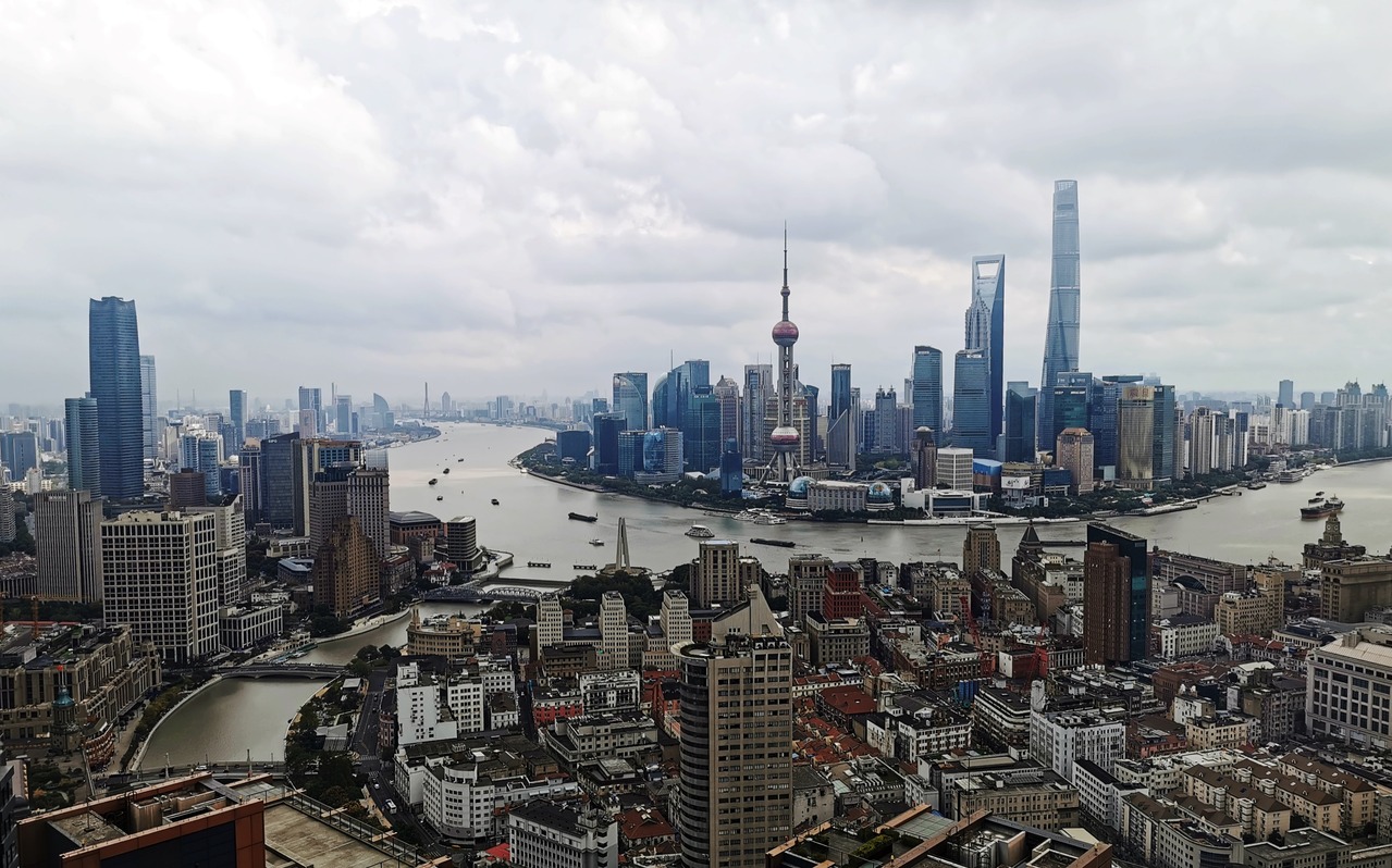 上海房市6月走出独立行情，「日光盘」再现，有豪宅建案平均24秒卖出一户。新华社
