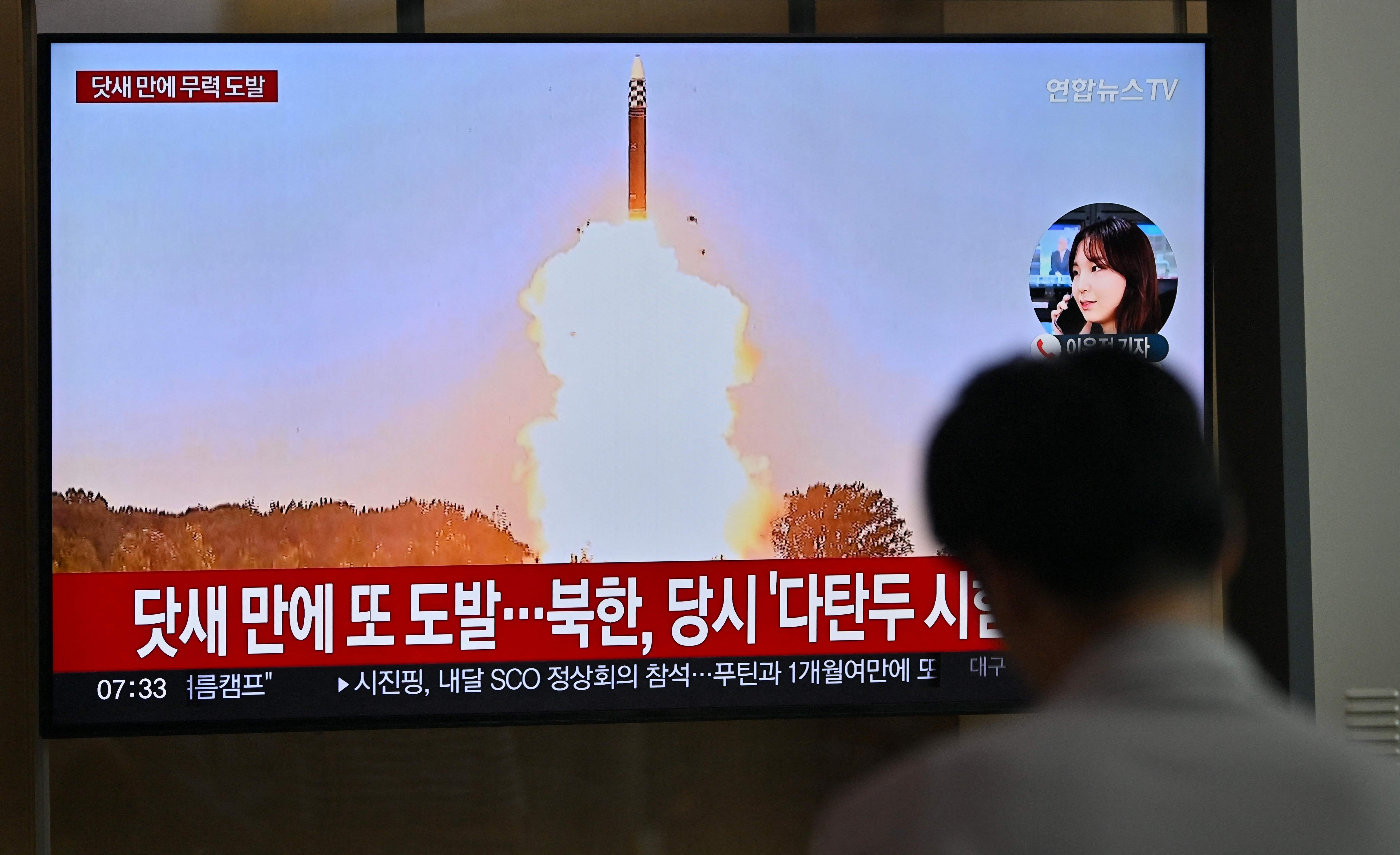 7月1日在首尔的火车站，一名男子正在观看新闻播放北韩飞弹试射的档案画面。（法新社）