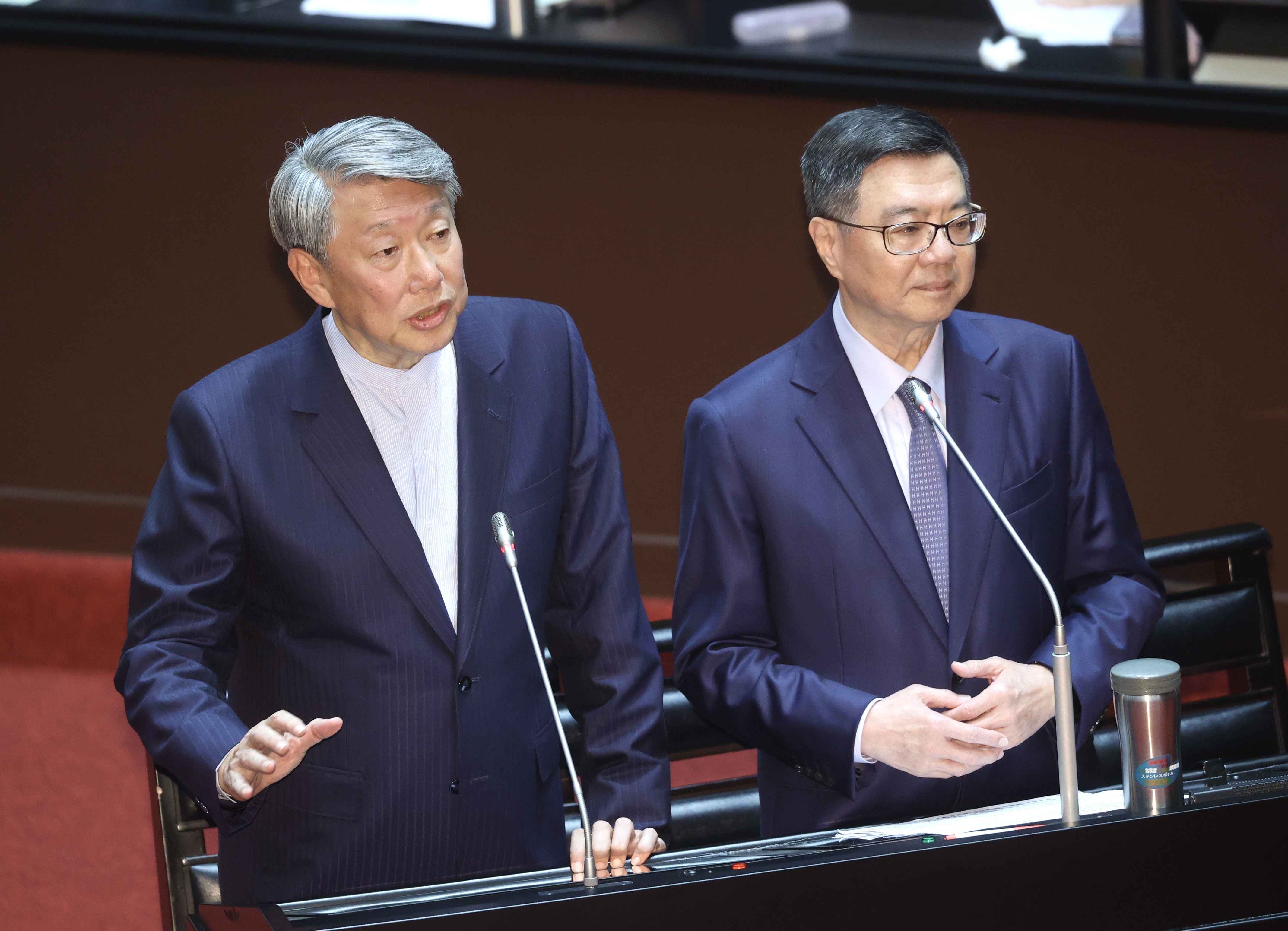 行政院长卓荣泰（右）与经济部长郭智辉（左）列席备询。记者曾吉松／摄影