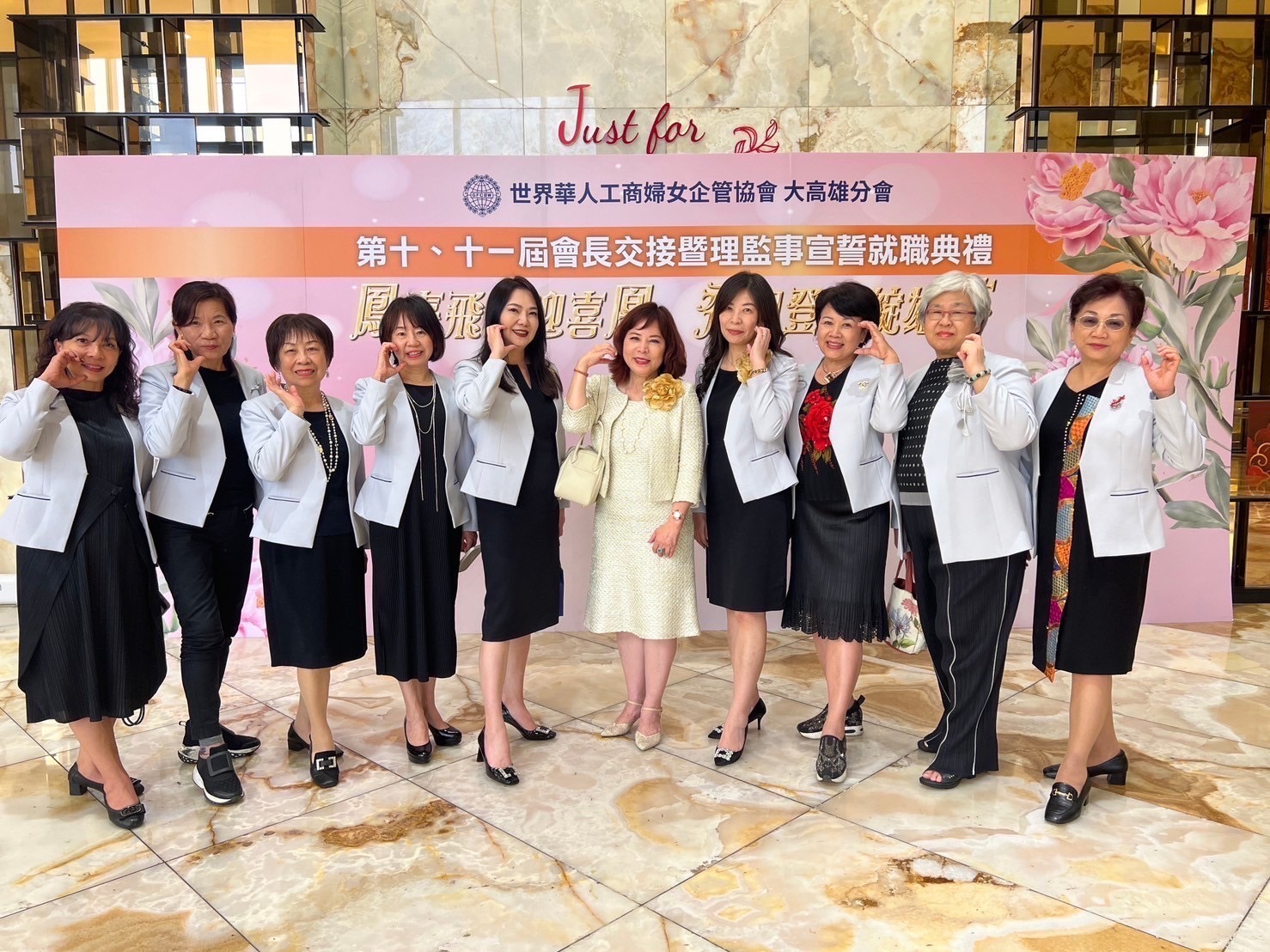 世界华人工商妇女企管协会副总会长陈玲华（右五）和世华成员们合影。图／读者提供
