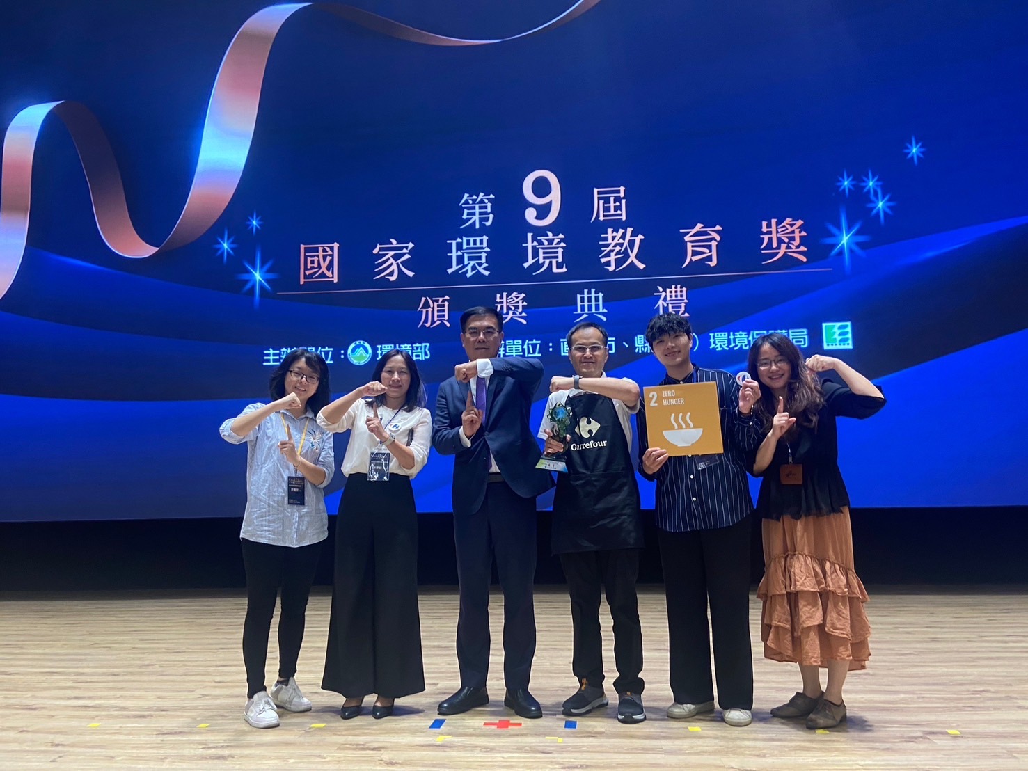 家乐福内湖店获得第九届国家环境教育奖民营事业组优等，是台湾首次有通路入围并获得此一殊荣。图／家乐福提供