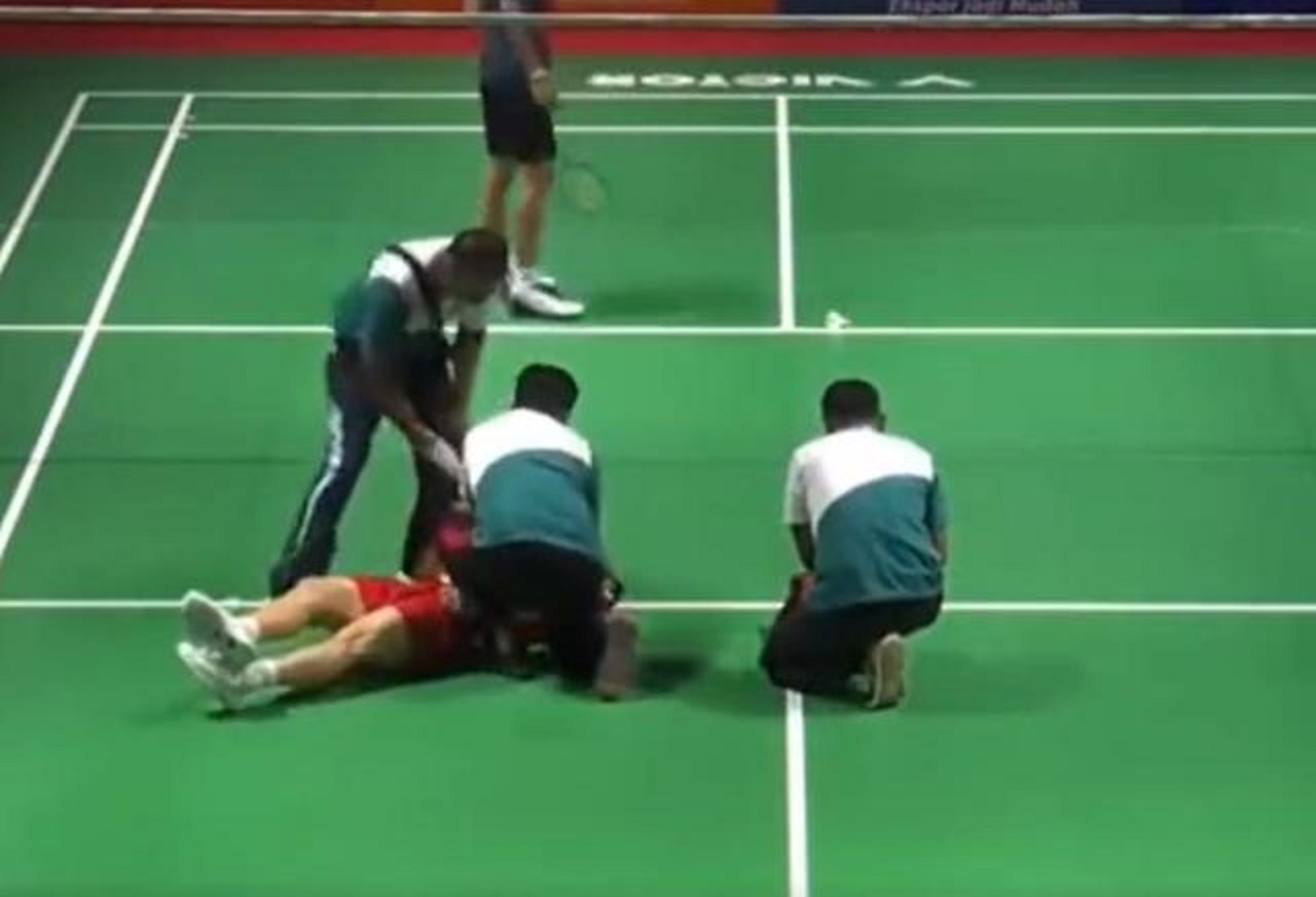 大陆国家青年羽球队17岁选手张志杰，6月30日在印尼举行的2024亚洲青年羽毛球锦标赛中，突然倒地昏厥。（图／取自齐鲁晚报）