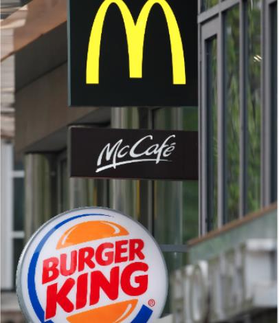 高通膨使得消费者减少外食，美国大型连锁速食业者包括麦当劳和汉堡王都推出5美元特价餐抢客。路透