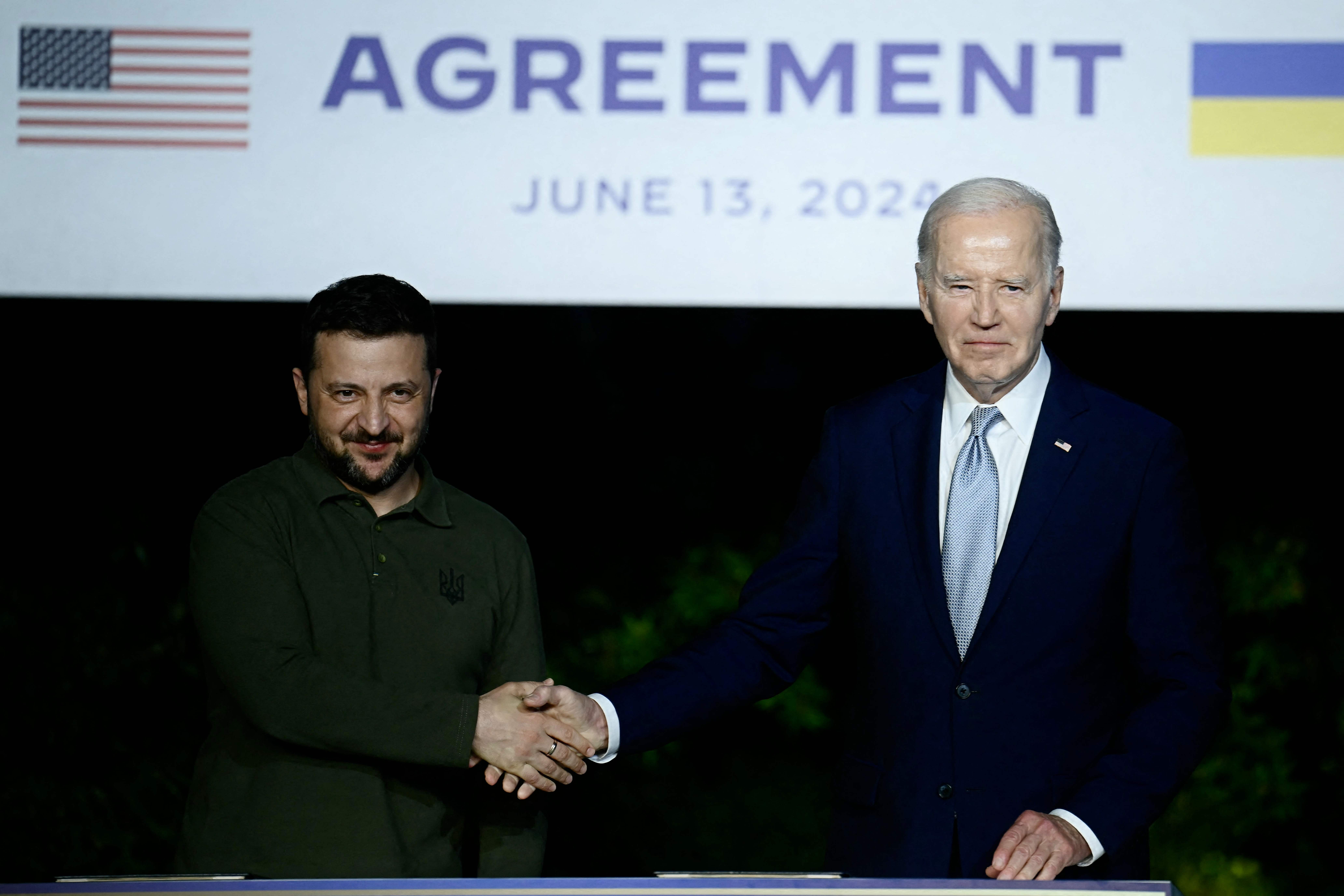 今年G7义大利峰会场边，拜登（右）与泽伦斯基（左）签署双边安保条约。法新社