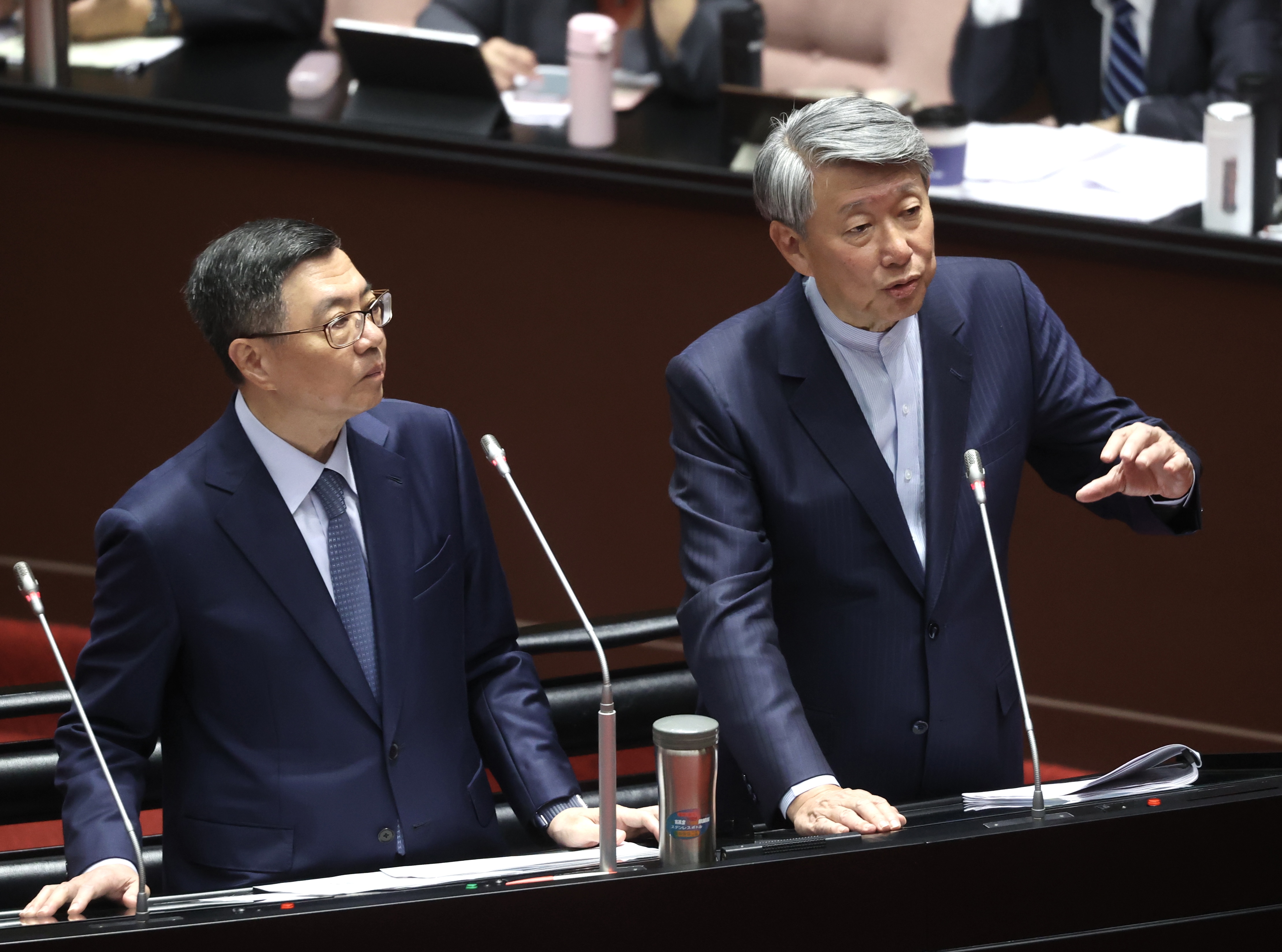 行政院长卓荣泰（左）和经济部长郭智辉（右）在立法院答询。记者曾吉松／摄影