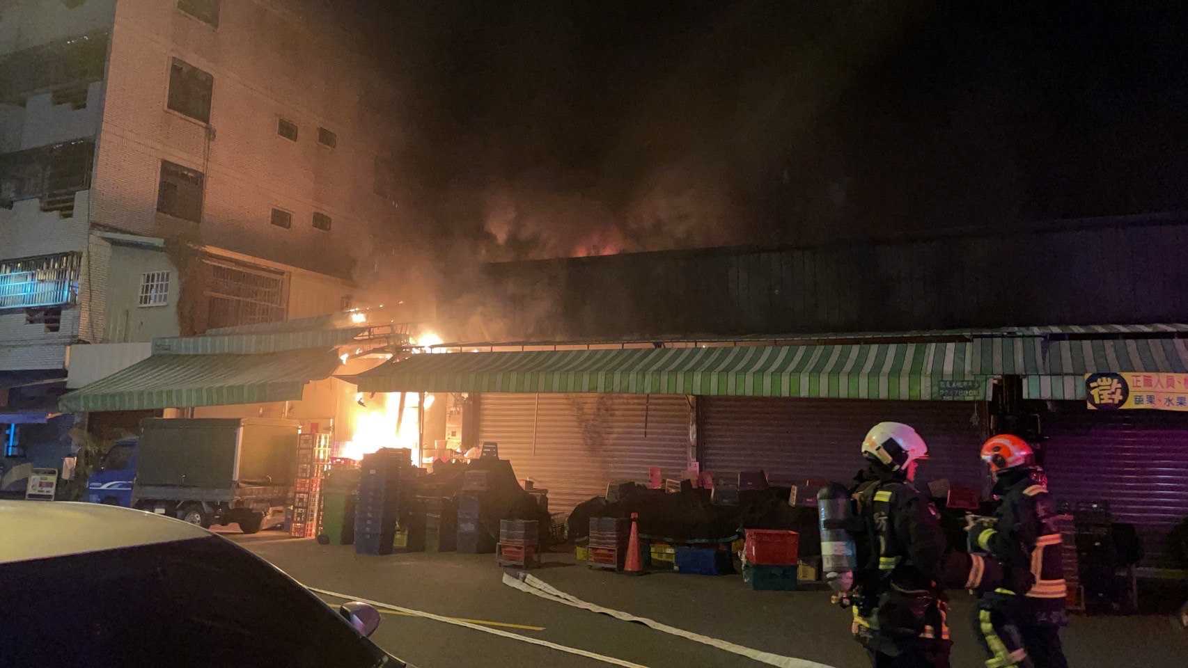 台中市北屯区一点利市场商圈2日深夜传出火警，浓烟窜天数公里可见。图／摘自记者爆料网