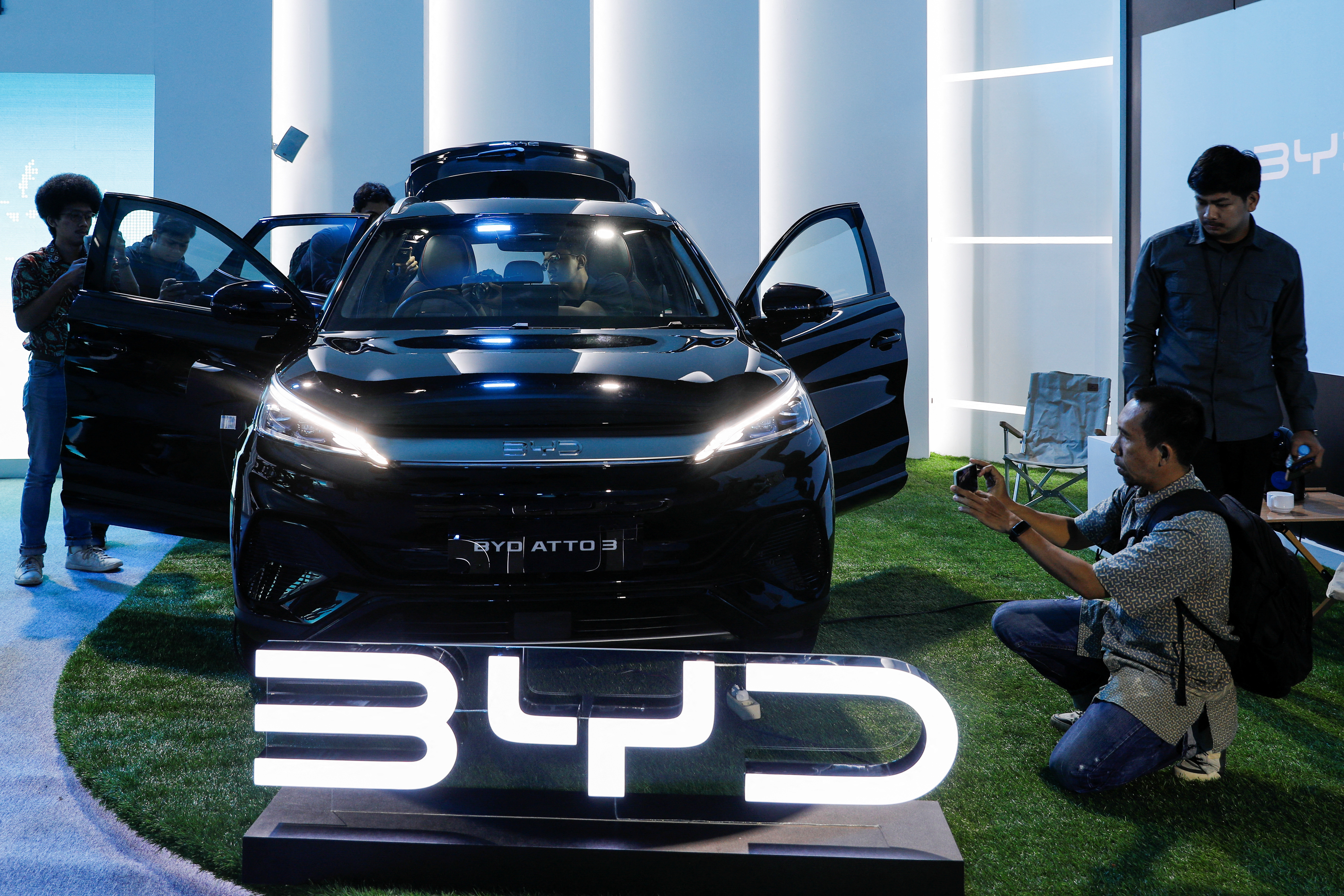 市场调查机构Counterpoint Research于3日发布报告指出，预估2024年纯电汽车（BEV）全球销量突破1,000万辆，而且比亚迪会在BEV销量上超过特斯拉。路透
