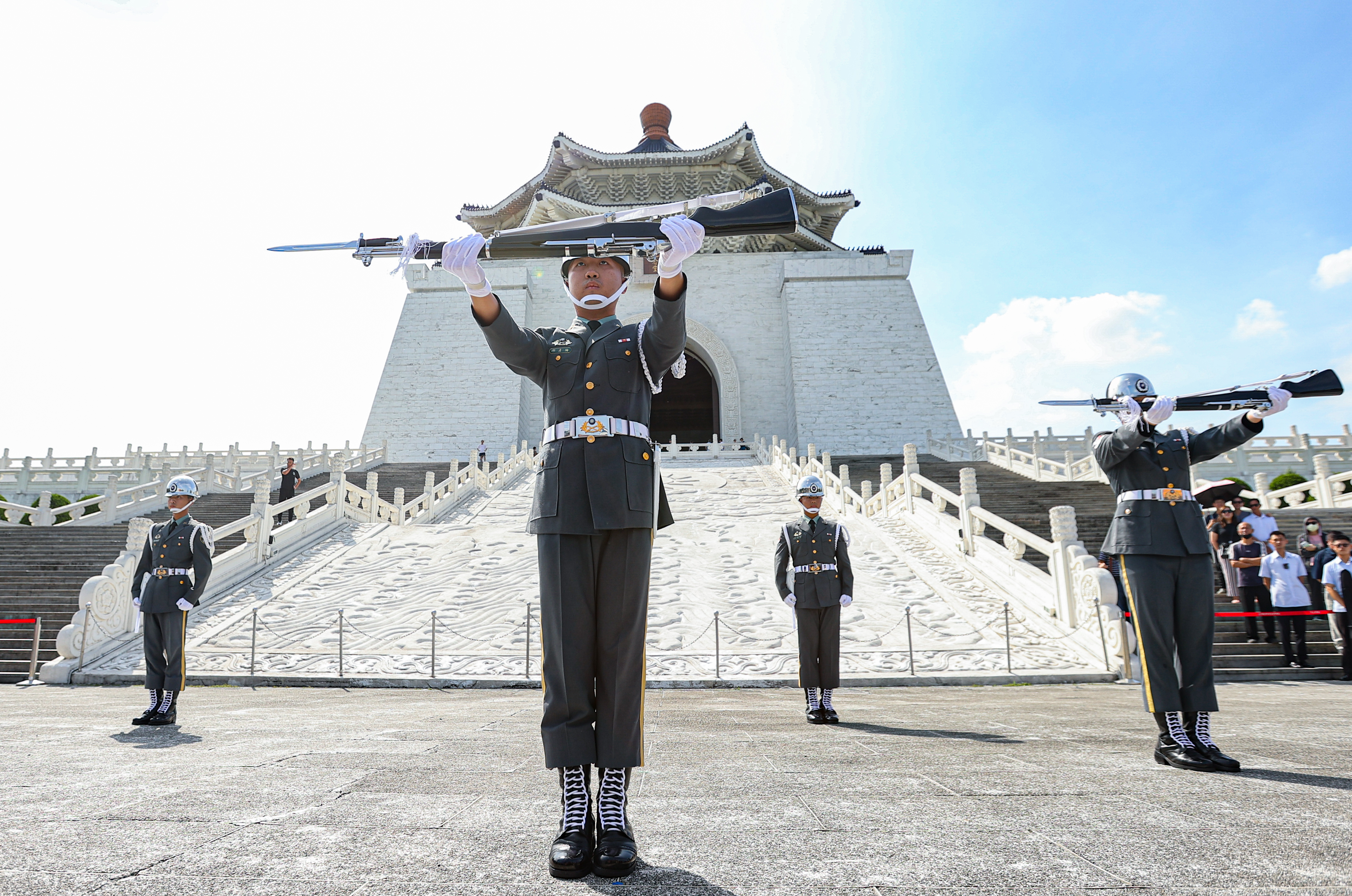 圖 影／撤出中正紀念堂大廳 三軍儀隊交接 首