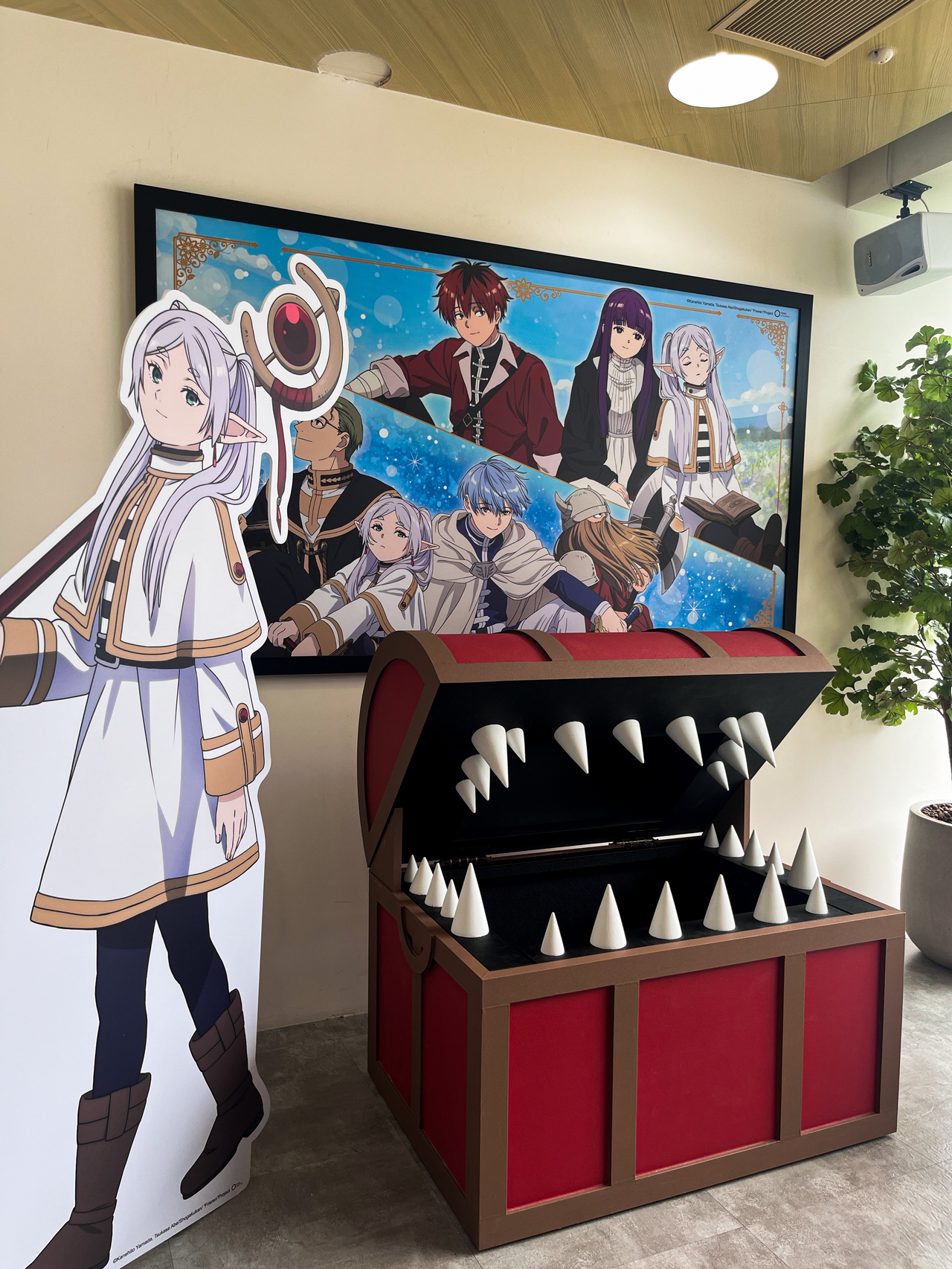 圖 葬送的芙莉蓮 咖啡廳打造寶箱怪體驗被吞