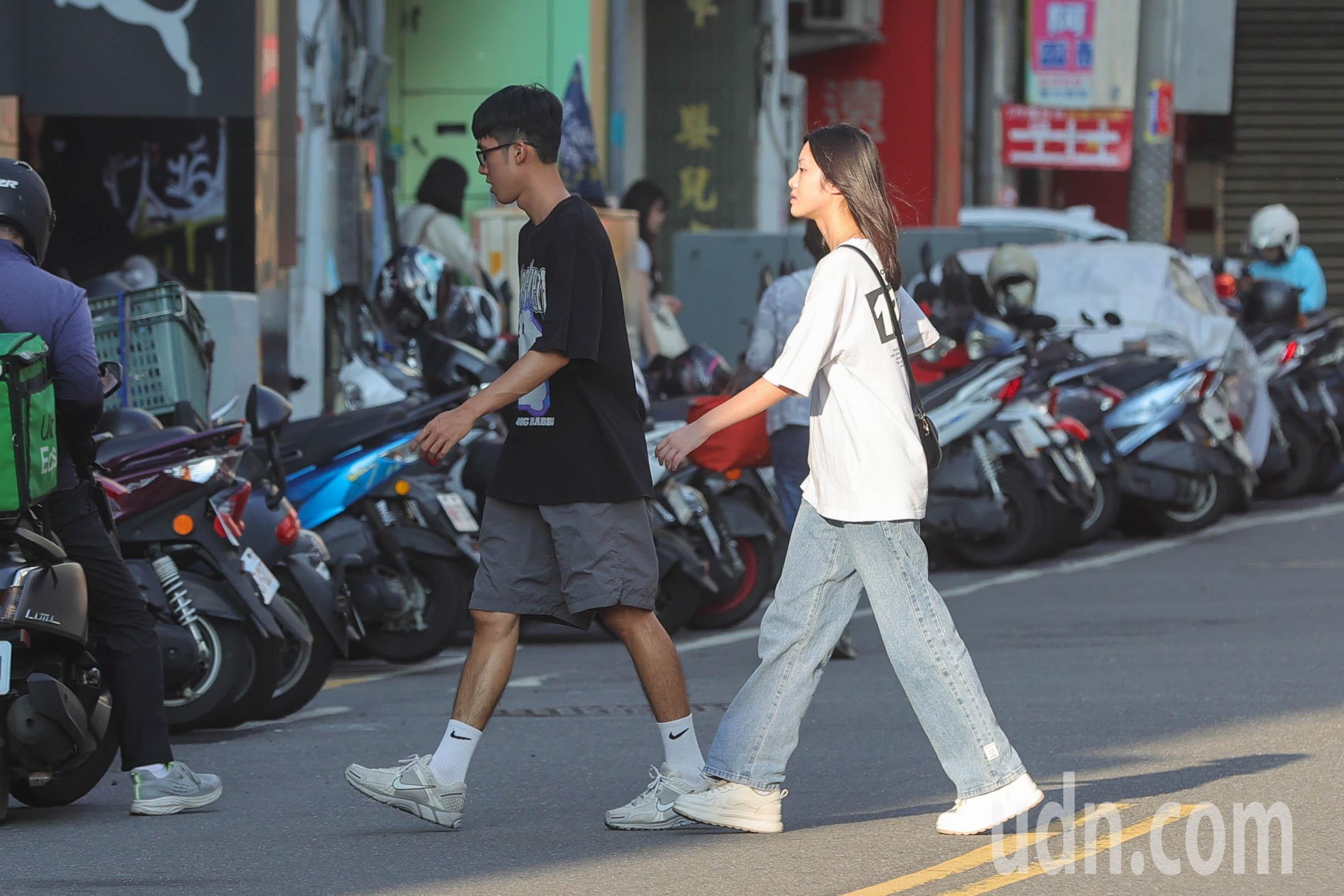 高溫炎熱，彰化地區下午氣溫飆高到32度以上。記者黃仲裕／攝影