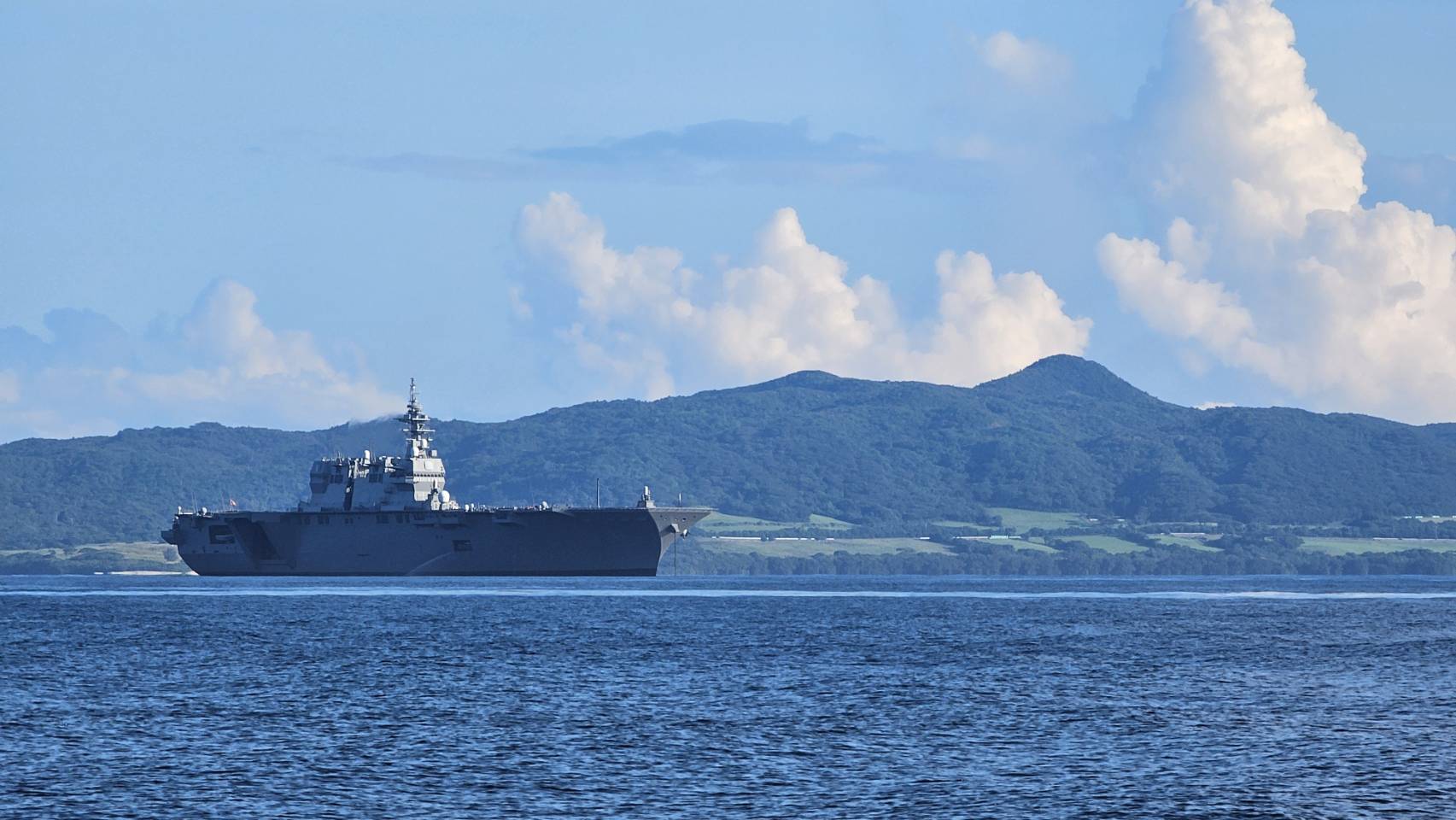 可搭載F-35B戰機的日本海上自衛隊出雲號，獨自錨泊在石垣島西側的名蔵灣進行整備被遊艇遊客所拍下，背景為於茂登岳，為沖繩縣最高山。圖／讀者提供