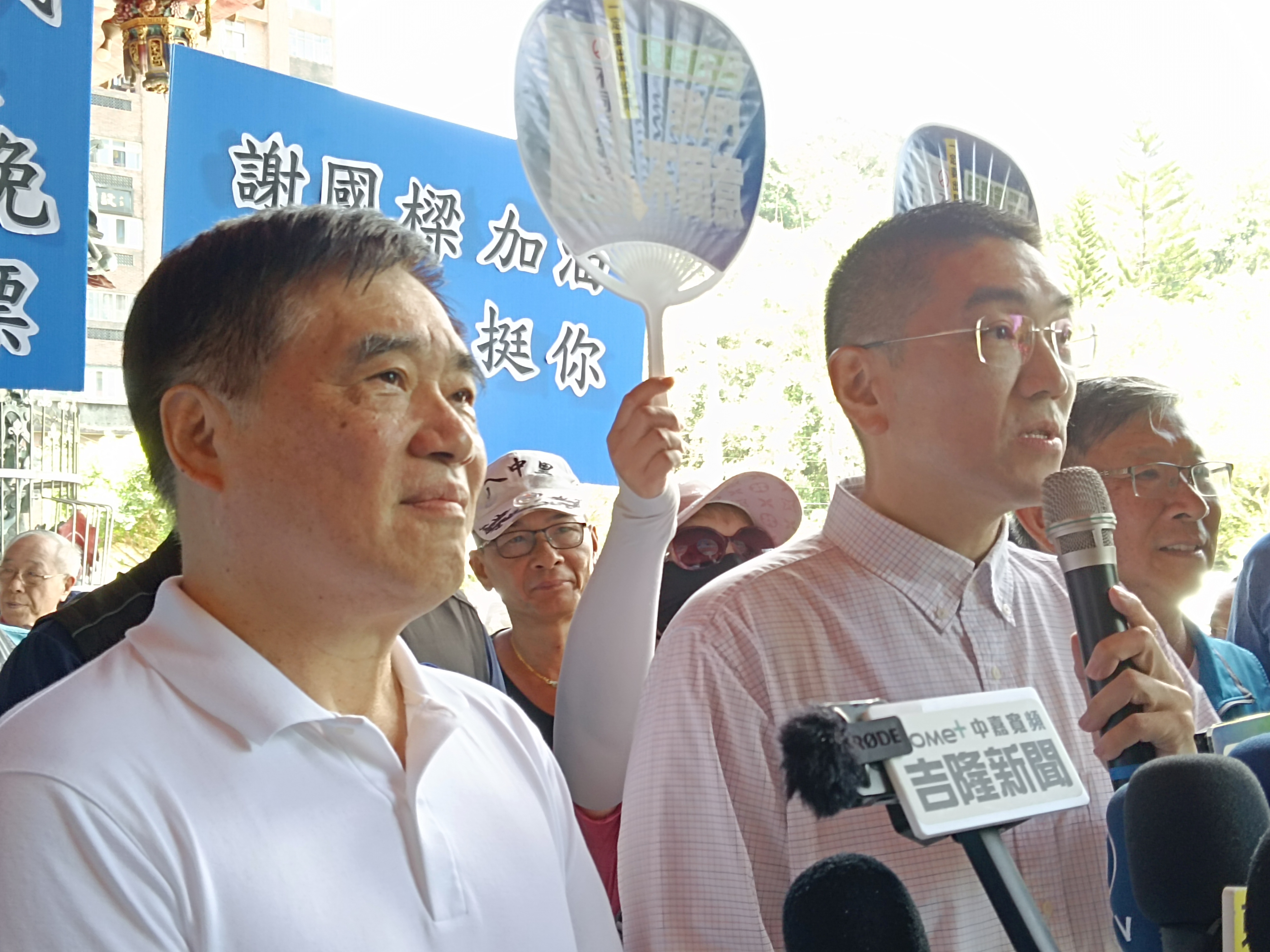 台北市前市長郝龍斌（左）今天到基隆，號召民眾支持面對罷免考驗的基隆市長謝國樑（右）。記者邱瑞杰／攝影