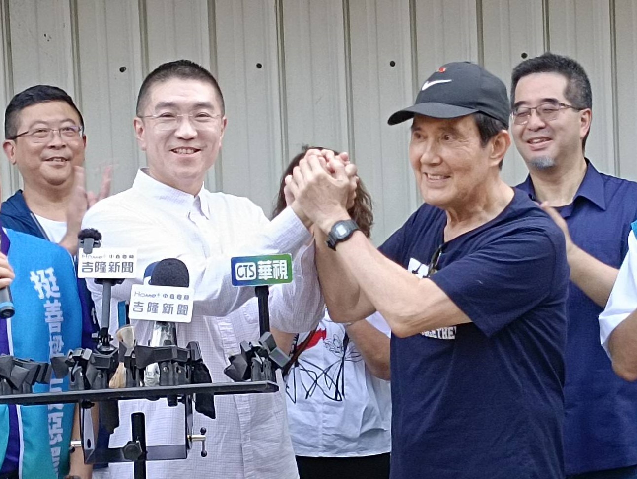 前總統馬英九（前右）今天到基隆號召民眾，支持基隆市長謝國樑（前左）挺過罷免案，兩人雙手緊握，謝感謝馬給他加持能量。記者邱瑞杰／攝影