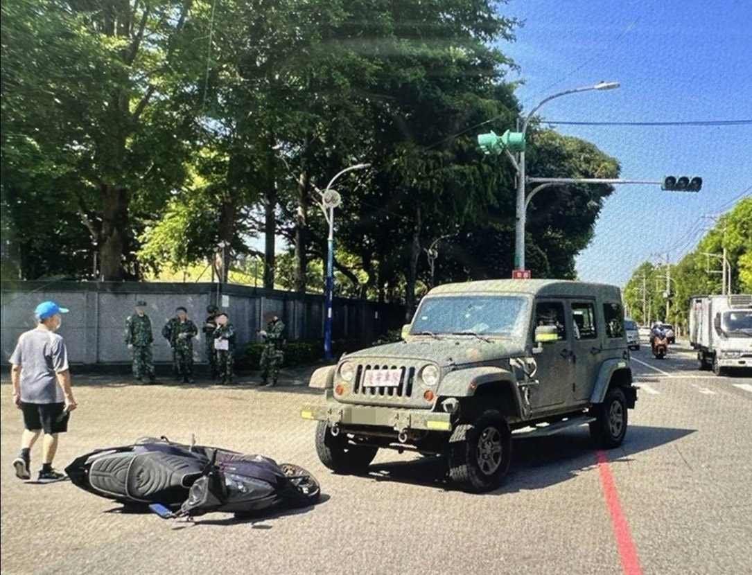 六軍團廖姓女士官駕駛軍車在陸軍資通一大隊營區前，與許男機車撞上車禍，許男重傷送醫。圖／警方提供