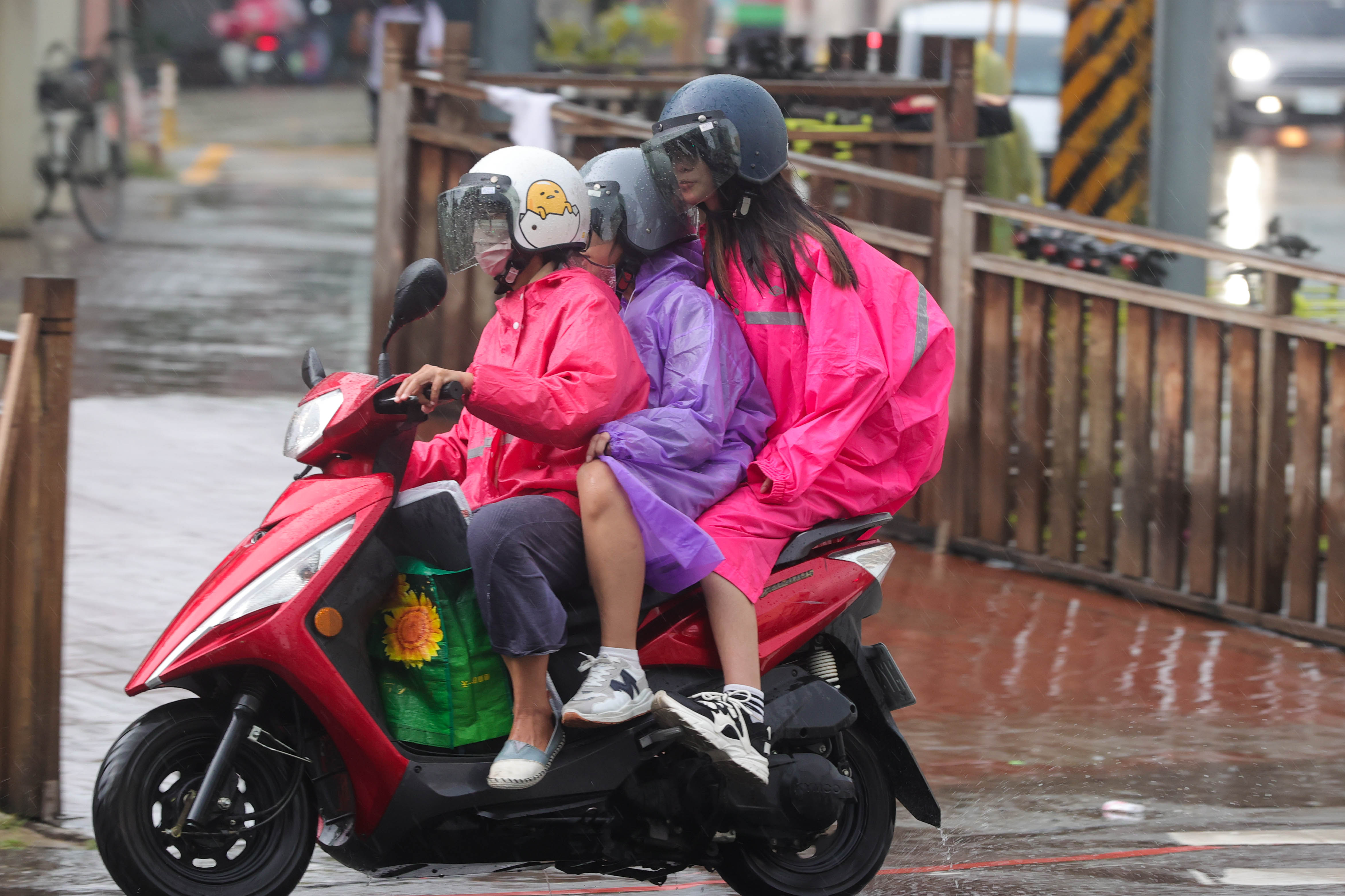 午後各地有局部短暫雷陣雨，中央氣象署發布桃園市、新北市大雷雨即時訊息。本報資料照片