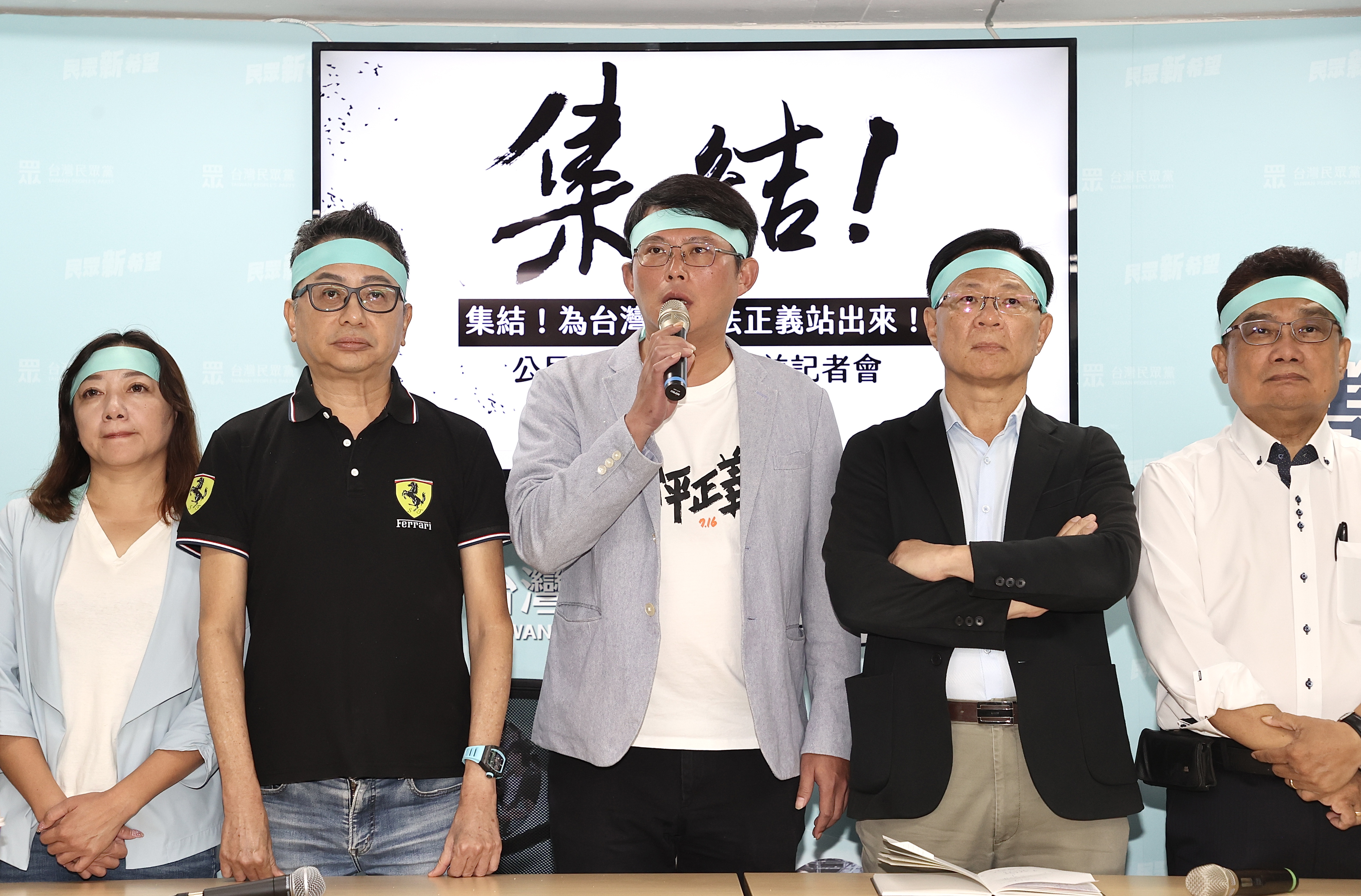 民眾黨主席柯文哲羈押禁見，民眾黨將為此舉辦名為「集結！為台灣的司法正義站出來」的街頭開講。民眾黨今上午舉行行前記者會，立委黃國昌（中）、立委張啟楷（右二）與林國成（右一）、中評會主委李偉華（左二）、宜蘭縣黨部主委陳琬惠（左一）。記者林伯東／攝影