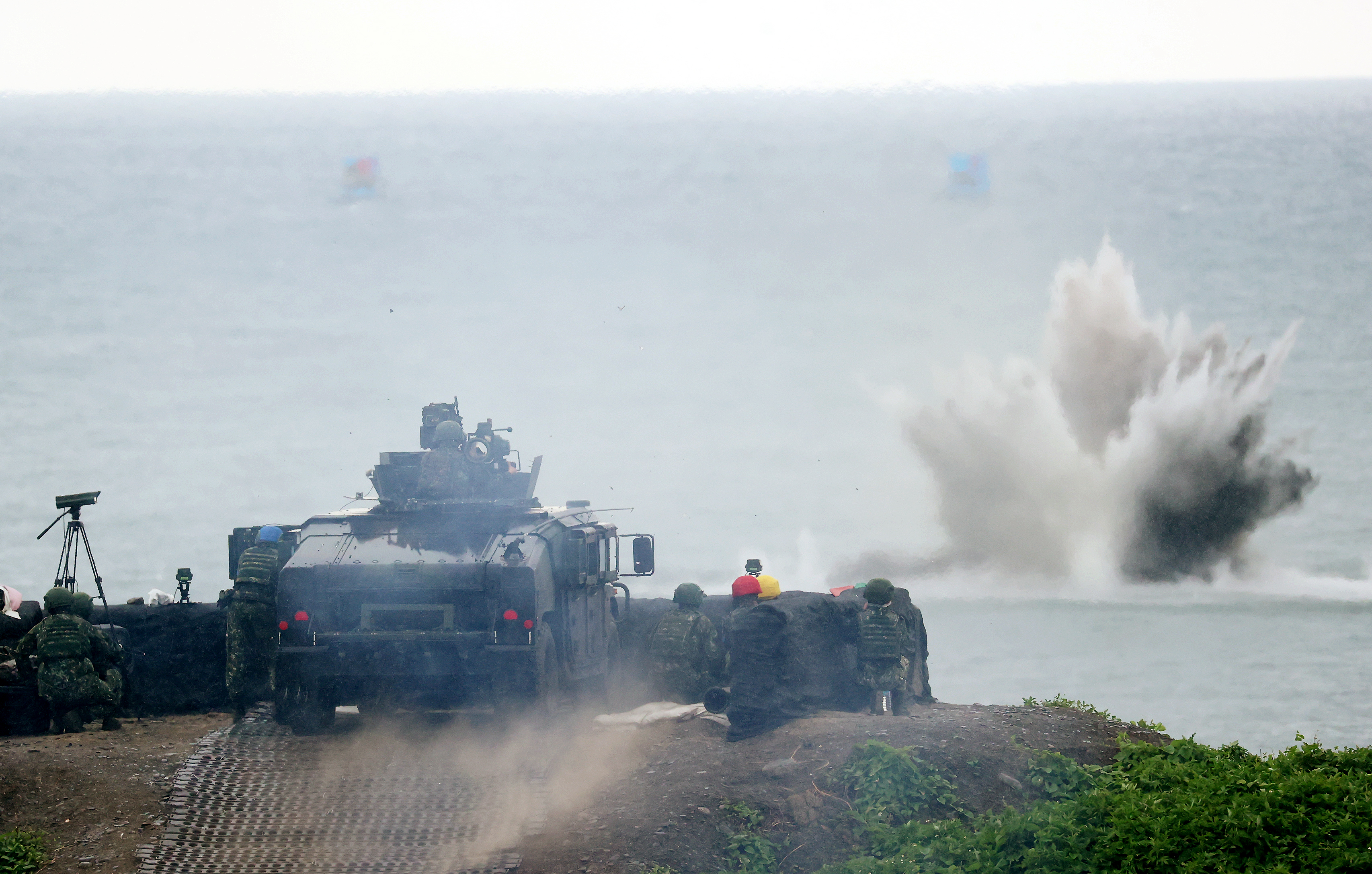 國軍年度「天馬操演」拖式飛彈實彈射擊，有飛彈不慎脫靶，在海面上爆炸。記者陳正興／攝影