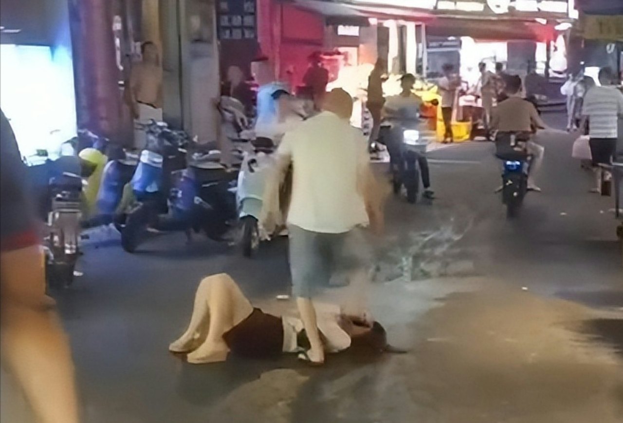 廣州市天河區一名男子疑酒後當街調戲辱駡毆打一名女子。(影片截圖)