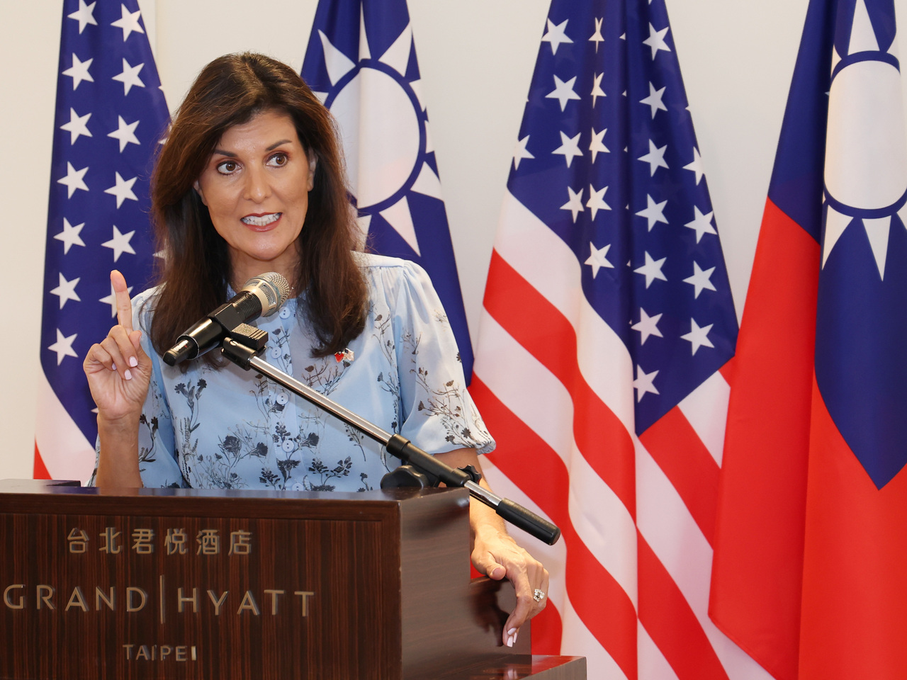 美國前駐聯合國大使海利(Nikki Haley)(圖)24日在台北受訪,談及日前與總統賴清德的會面,海利表示,對賴總統的誠實、勇敢以及保護人民的決心印象深刻,且致力提升經濟、照顧人民。中央社記者張新偉攝 113年8月24日