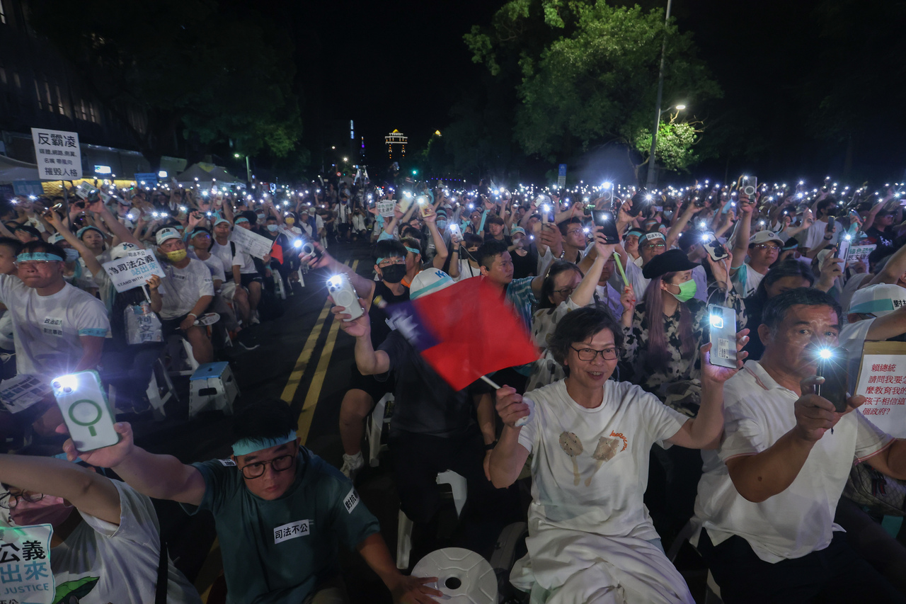 民眾黨主席柯文哲遭羈押禁見,支持者9日晚間再度集結於台北看守所外參與「寧靜革命」。圖為日前支持者萬人集結。記者葉信菉/攝影
