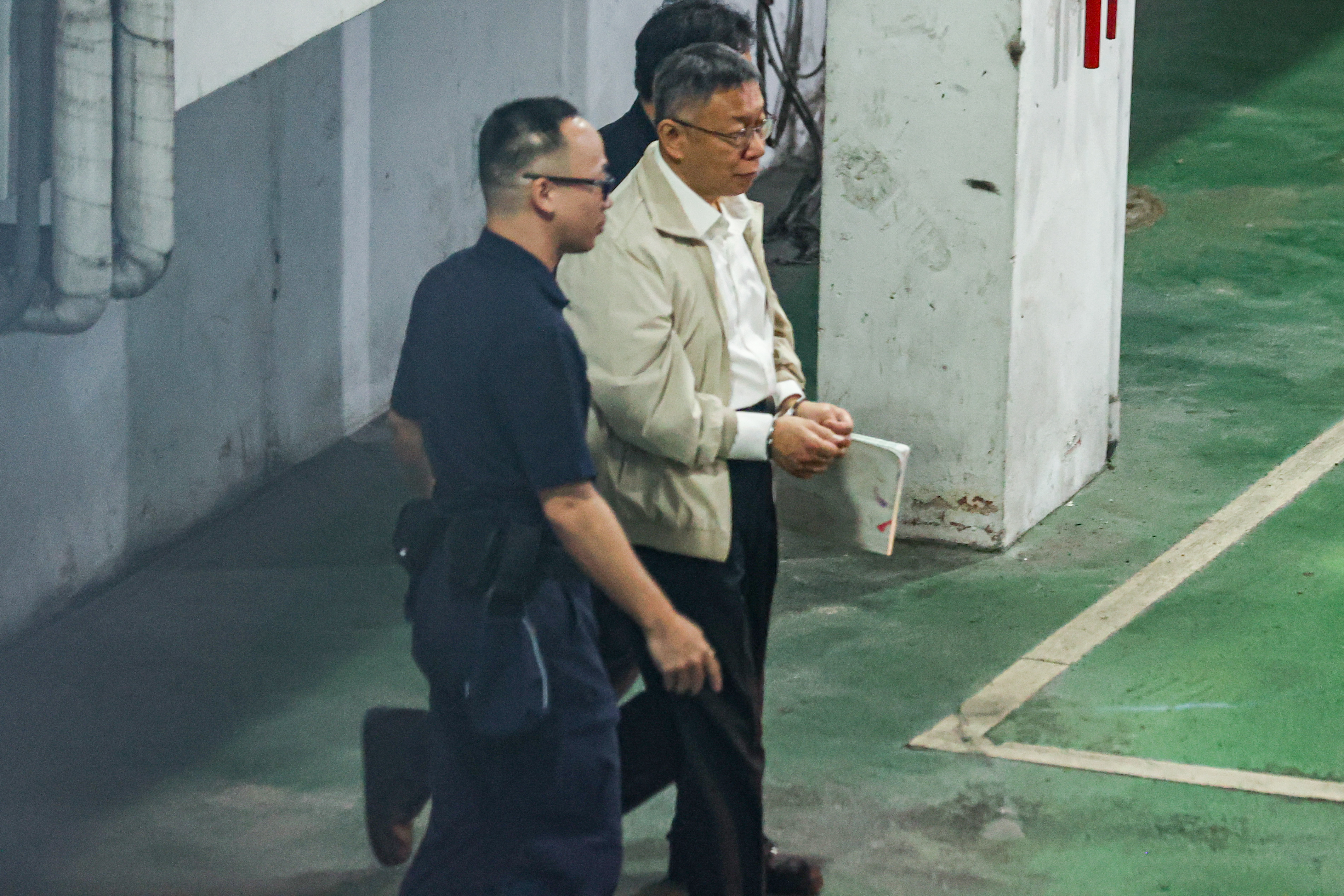 台北市前市長柯文哲涉貪汙治罪條例圖利等罪收押禁見,遭上銬送往土城看守所。本報資料照