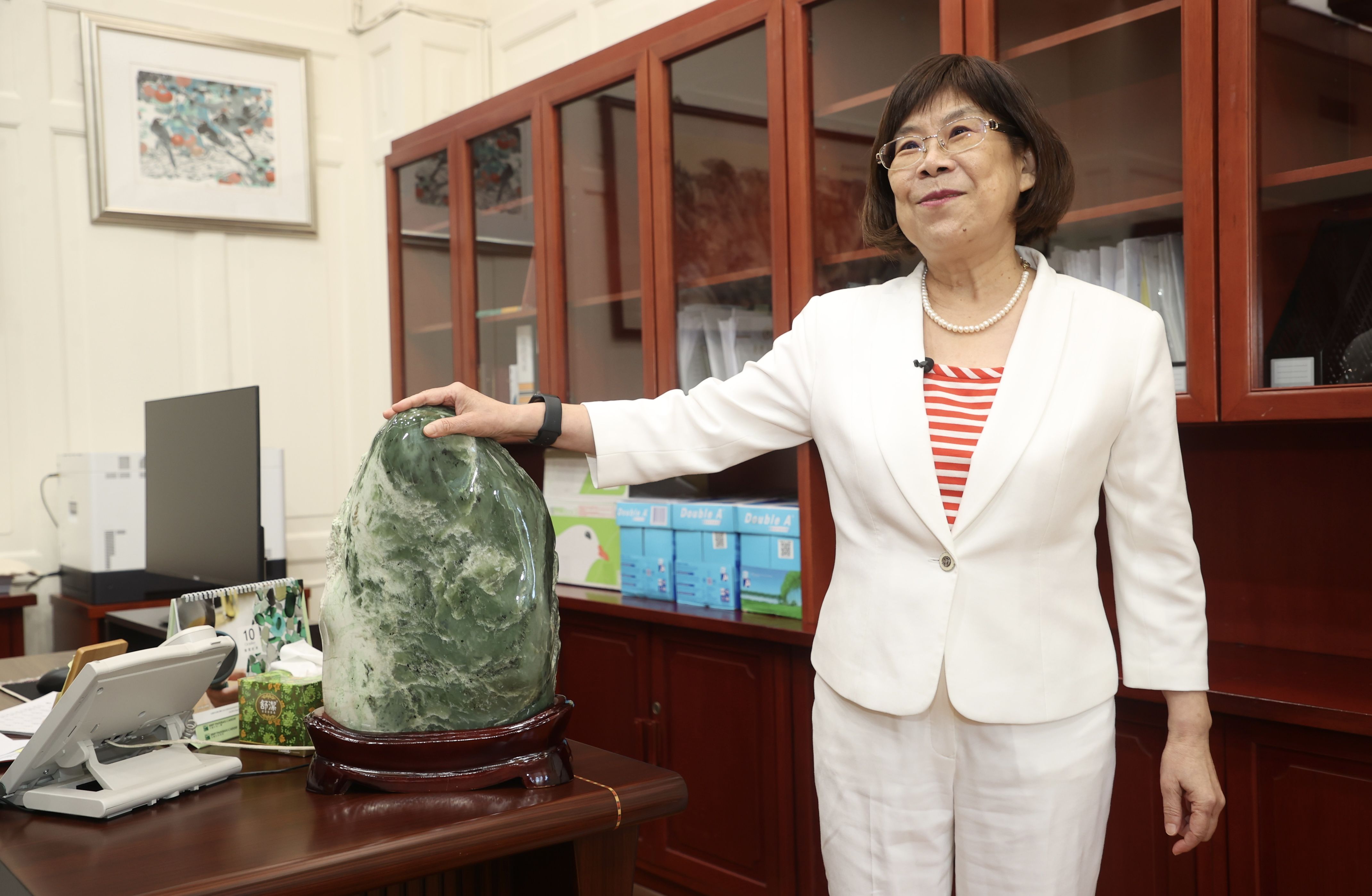 凌忠嫄辦公室裡的石頭收藏,多是從朋友礦區「挖寶」來的,石頭提醒她,要做個立場堅定,對某些事必須要有原則的人。記者林俊良/攝影
